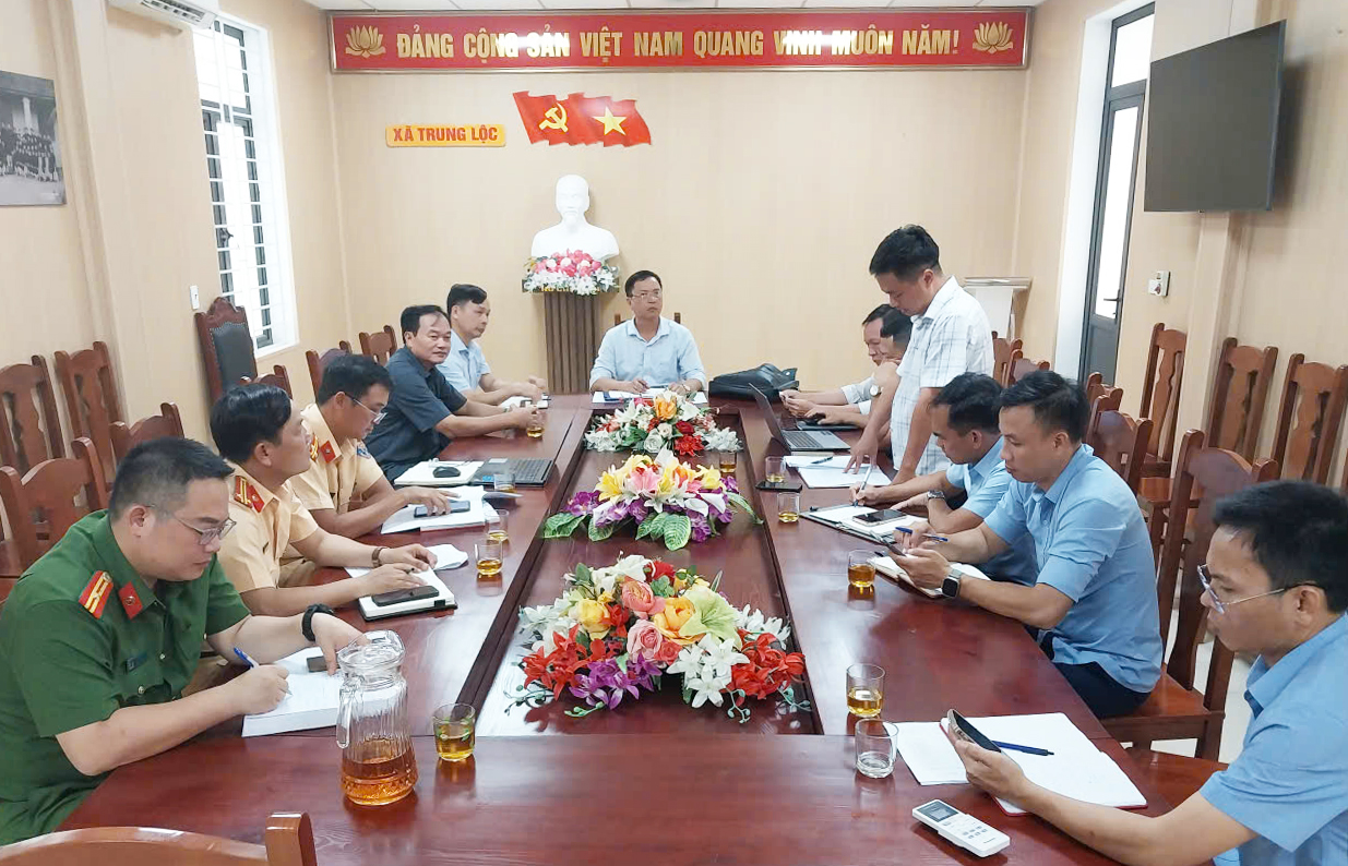 Nghệ An quyết liệt đóng lối đi tự mở, đưa Luật Đường sắt 2025 vào cuộc sống- Ảnh 3. Nghệ An quyết liệt đóng lối đi tự mở, đưa Luật Đường sắt 2025 vào cuộc sống- Ảnh 3.