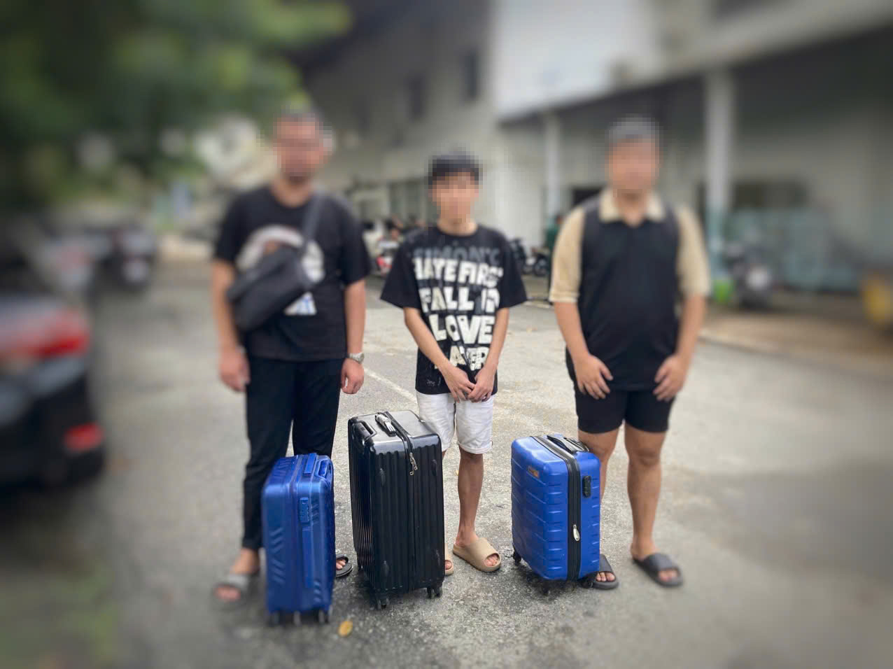 Vĩnh Long tiếp nhận ba thanh niên sập bẫy "việc nhẹ, lương cao" từ Campuchia- Ảnh 1.
