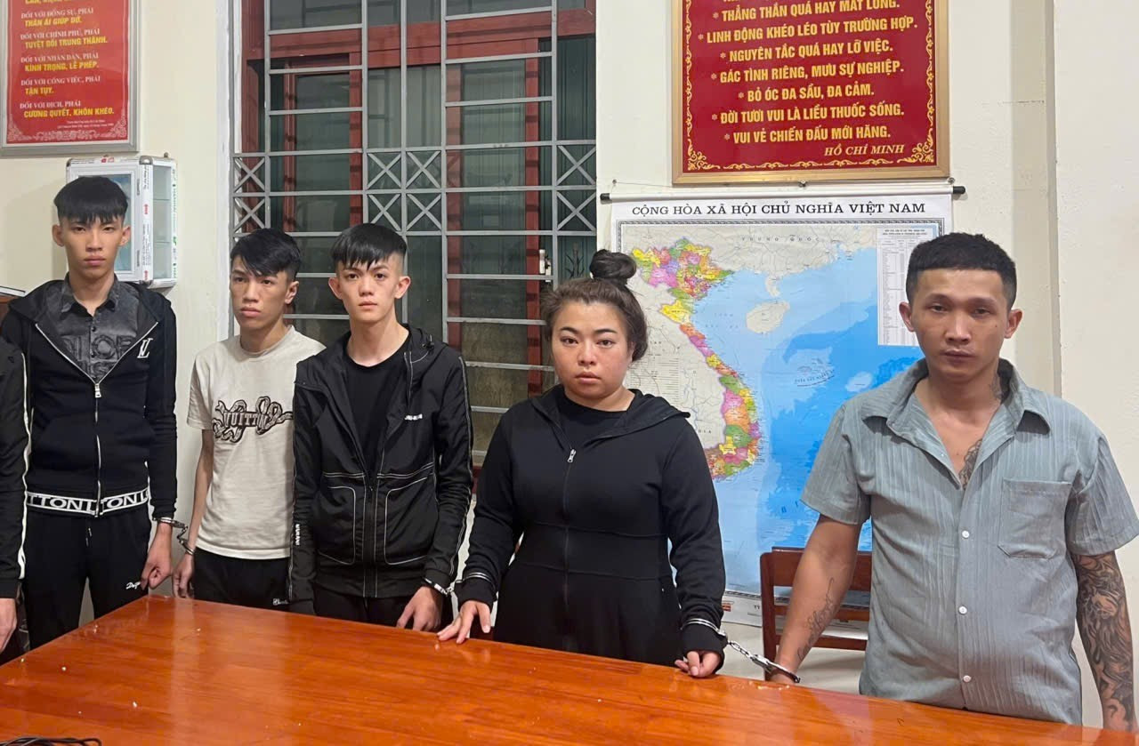 Gia Lai: Bắt giữ nhóm côn đồ tàng trữ súng, ma túy do người phụ nữ cầm đầu- Ảnh 1. Gia Lai: Bắt giữ nhóm côn đồ tàng trữ súng, ma túy do người phụ nữ cầm đầu- Ảnh 1.