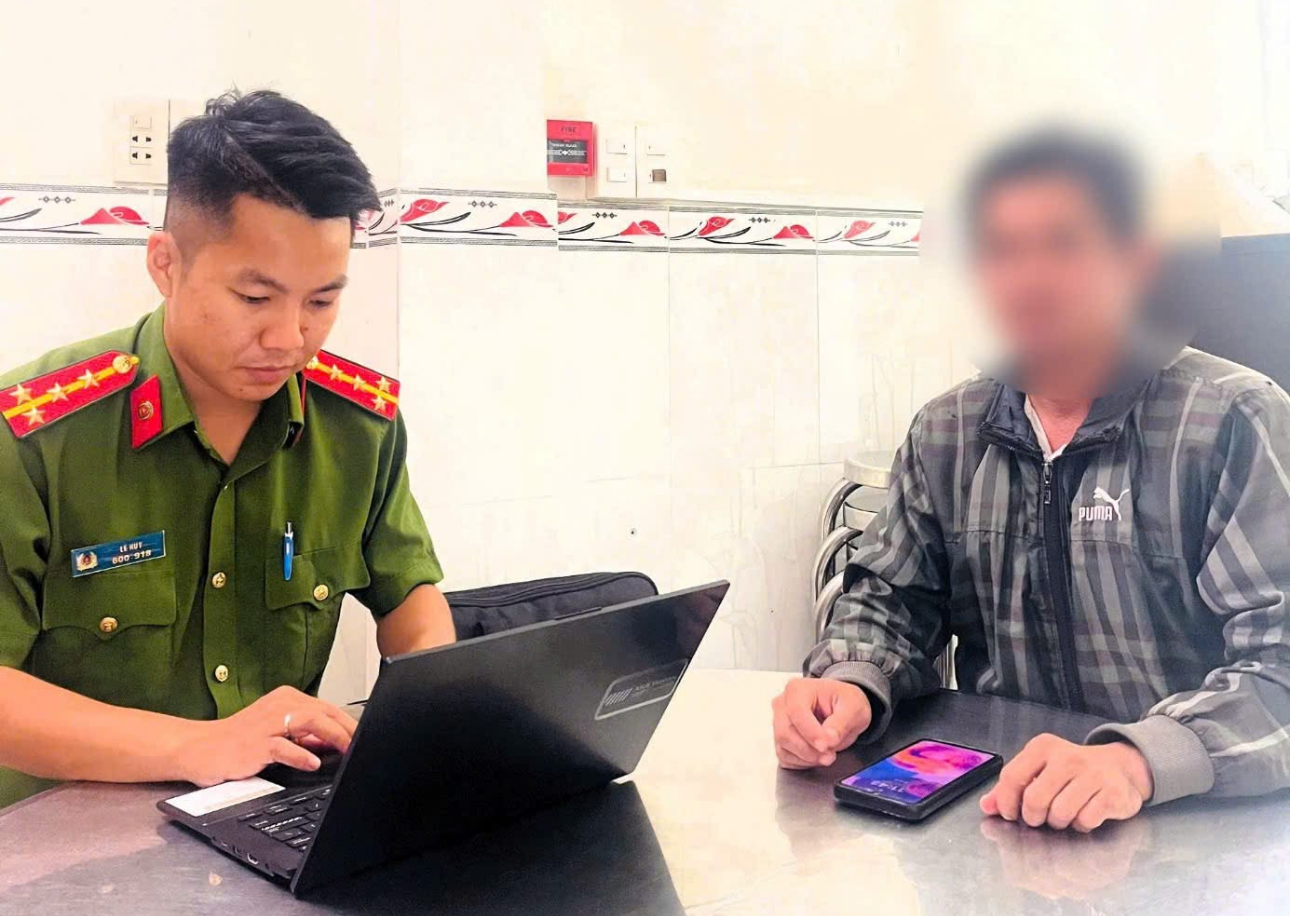 Công an và ngân hàng cứu người dân thoát bẫy lừa tiền ảo, bảo toàn 180 triệu đồng- Ảnh 1. Công an và ngân hàng cứu người dân thoát bẫy lừa tiền ảo, bảo toàn 180 triệu đồng- Ảnh 1.