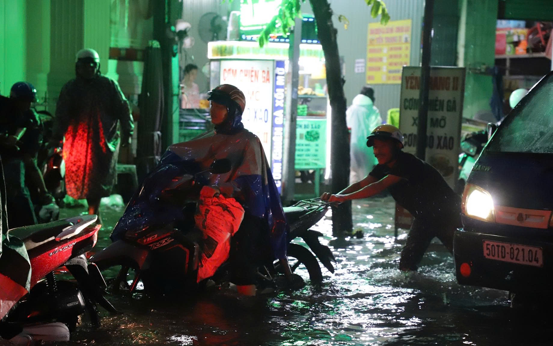 TP.HCM: Mưa dông gây ngập sâu, cây xanh gãy đổ, mái tôn bay giữa đường