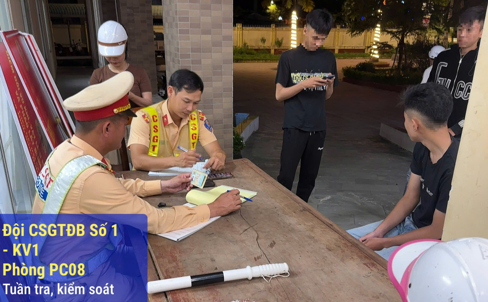 Chạy xe máy "nhiều không", nhóm thiếu niên ở Quảng Ngãi bị phạt hàng chục triệu đồng- Ảnh 1. Chạy xe máy "nhiều không", nhóm thiếu niên ở Quảng Ngãi bị phạt hàng chục triệu đồng- Ảnh 1.