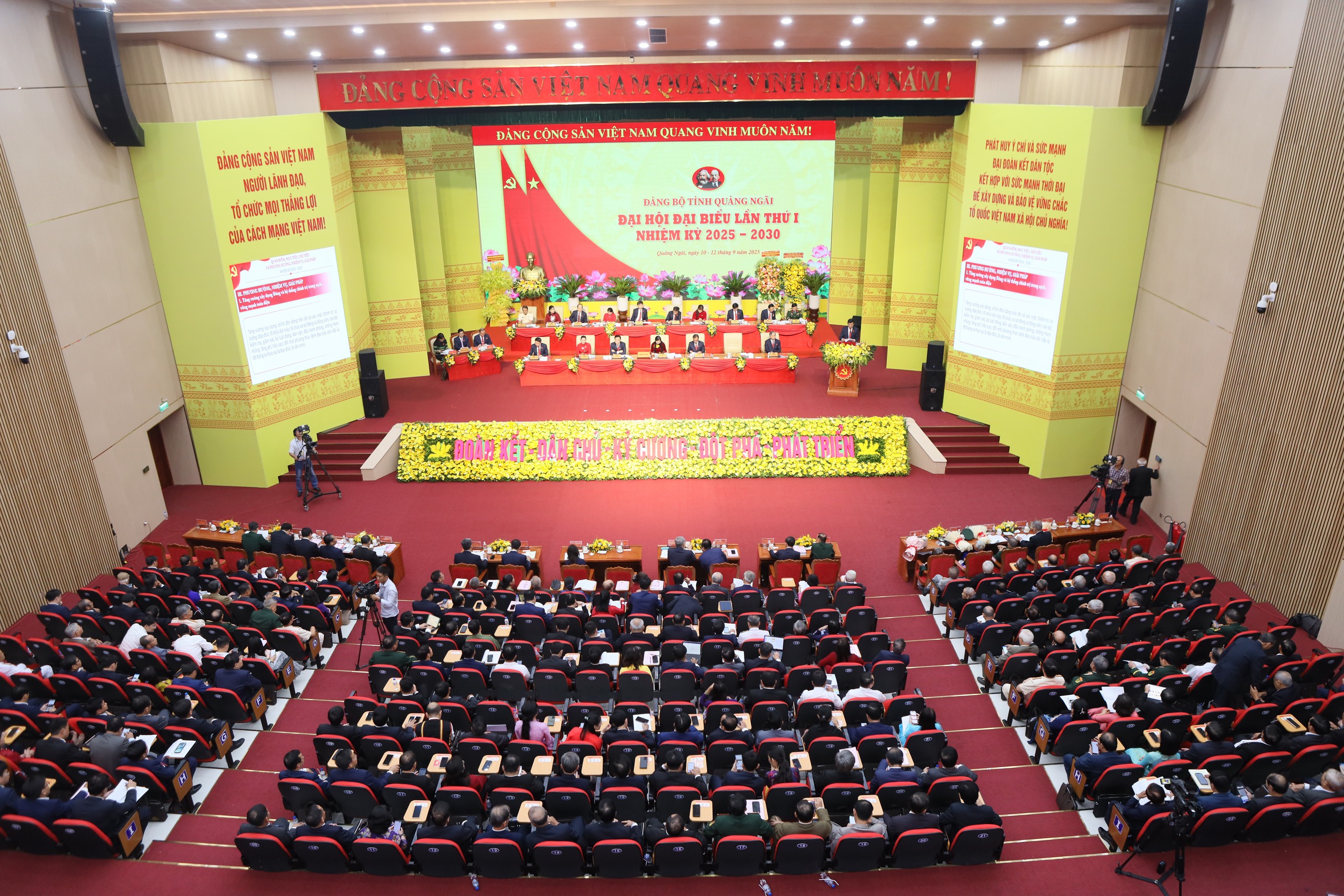 Đột phá hạ tầng, Quảng Ngãi đặt mục tiêu tăng trưởng hai con số 5 năm tới- Ảnh 3. Đột phá hạ tầng, Quảng Ngãi đặt mục tiêu tăng trưởng hai con số 5 năm tới- Ảnh 3.