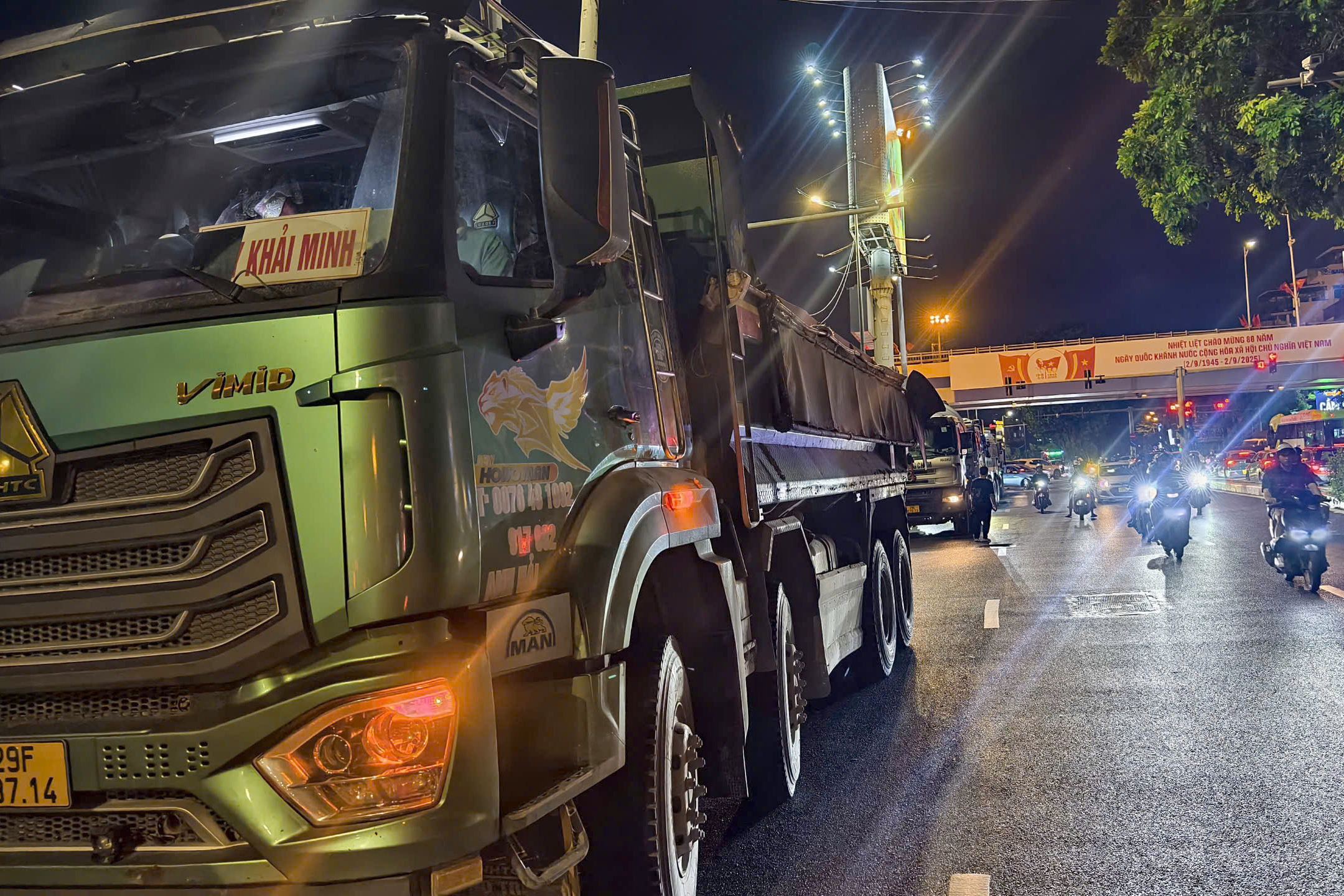 CSGT Hà Nội hóa trang ghi hình xử lý loạt xe tải độ đèn, lắp còi hơi chạy ban đêm- Ảnh 3. CSGT Hà Nội hóa trang ghi hình xử lý loạt xe tải độ đèn, lắp còi hơi chạy ban đêm- Ảnh 3.