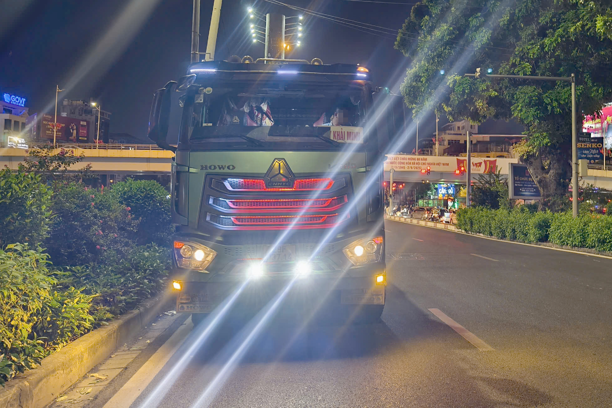 CSGT Hà Nội hóa trang ghi hình xử lý loạt xe tải độ đèn, lắp còi hơi chạy ban đêm- Ảnh 2. CSGT Hà Nội hóa trang ghi hình xử lý loạt xe tải độ đèn, lắp còi hơi chạy ban đêm- Ảnh 2.