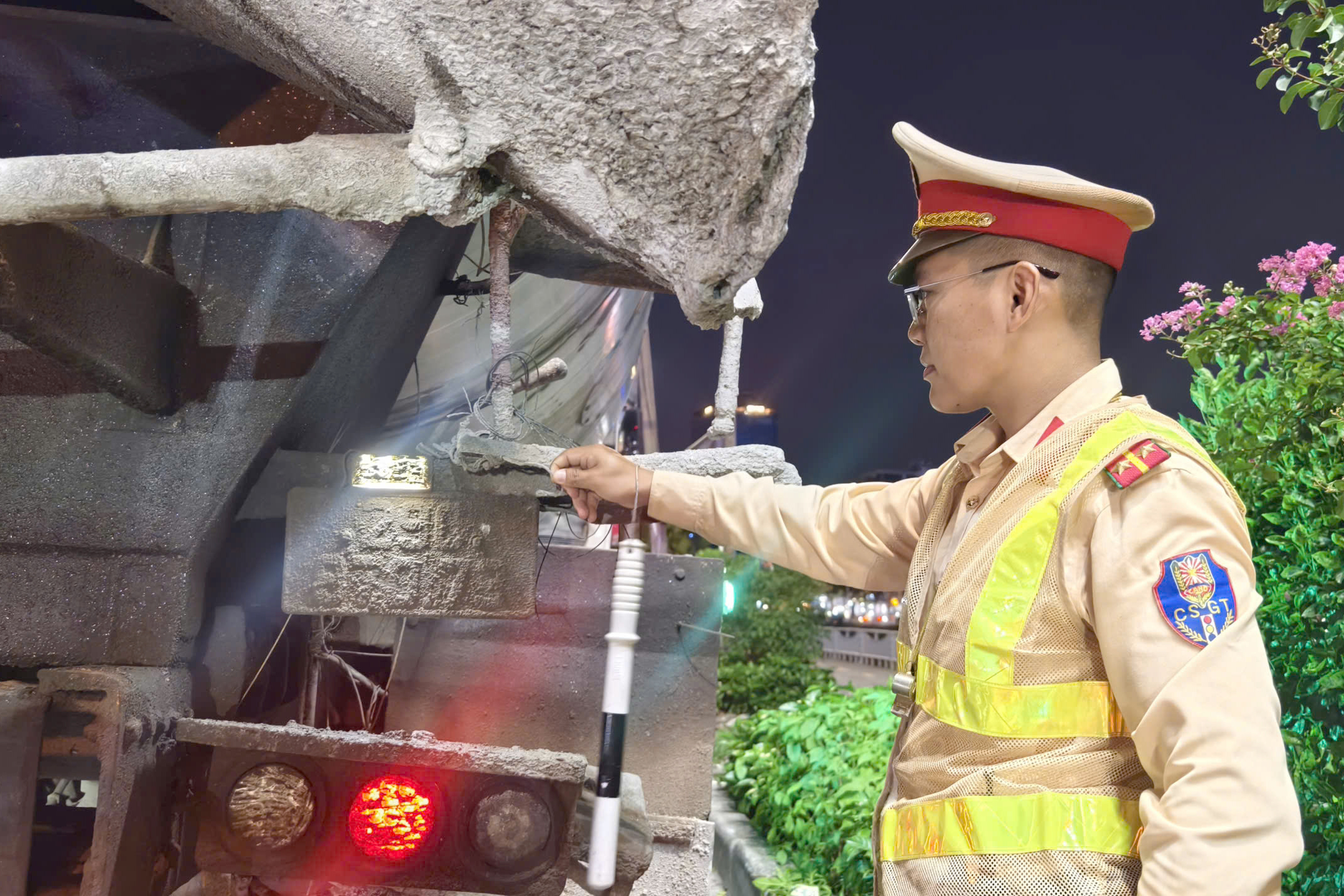 CSGT Hà Nội hóa trang ghi hình xử lý loạt xe tải độ đèn, lắp còi hơi chạy ban đêm- Ảnh 4. CSGT Hà Nội hóa trang ghi hình xử lý loạt xe tải độ đèn, lắp còi hơi chạy ban đêm- Ảnh 4.