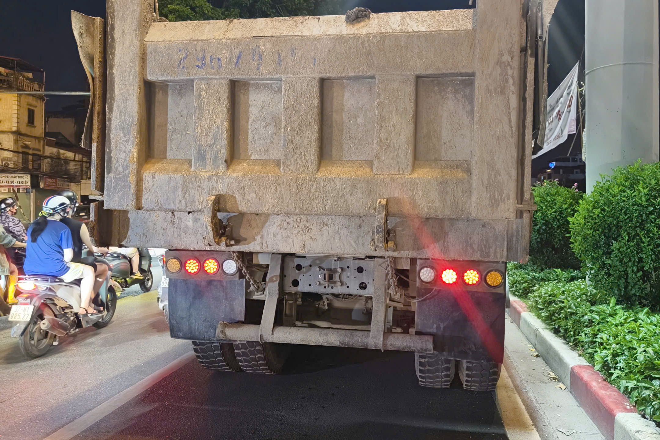 CSGT Hà Nội hóa trang ghi hình xử lý loạt xe tải độ đèn, lắp còi hơi chạy ban đêm- Ảnh 5. CSGT Hà Nội hóa trang ghi hình xử lý loạt xe tải độ đèn, lắp còi hơi chạy ban đêm- Ảnh 5.