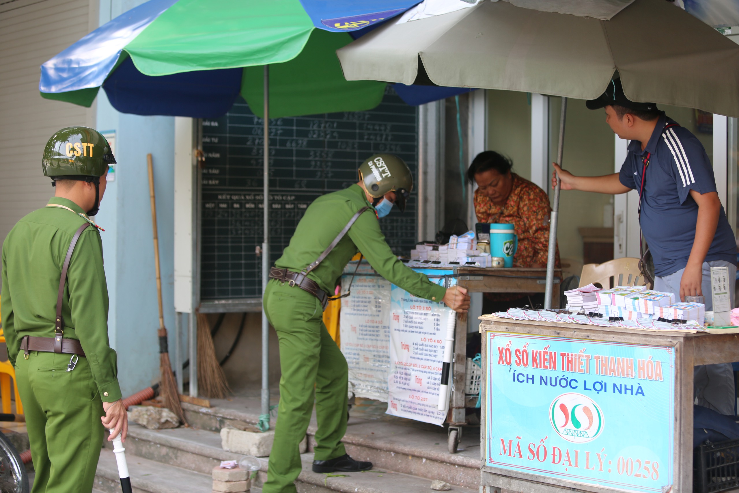 "Siêu phường" ở Thanh Hóa dẹp lấn chiếm lòng đường, vỉa hè- Ảnh 2. "Siêu phường" ở Thanh Hóa dẹp lấn chiếm lòng đường, vỉa hè- Ảnh 2.
