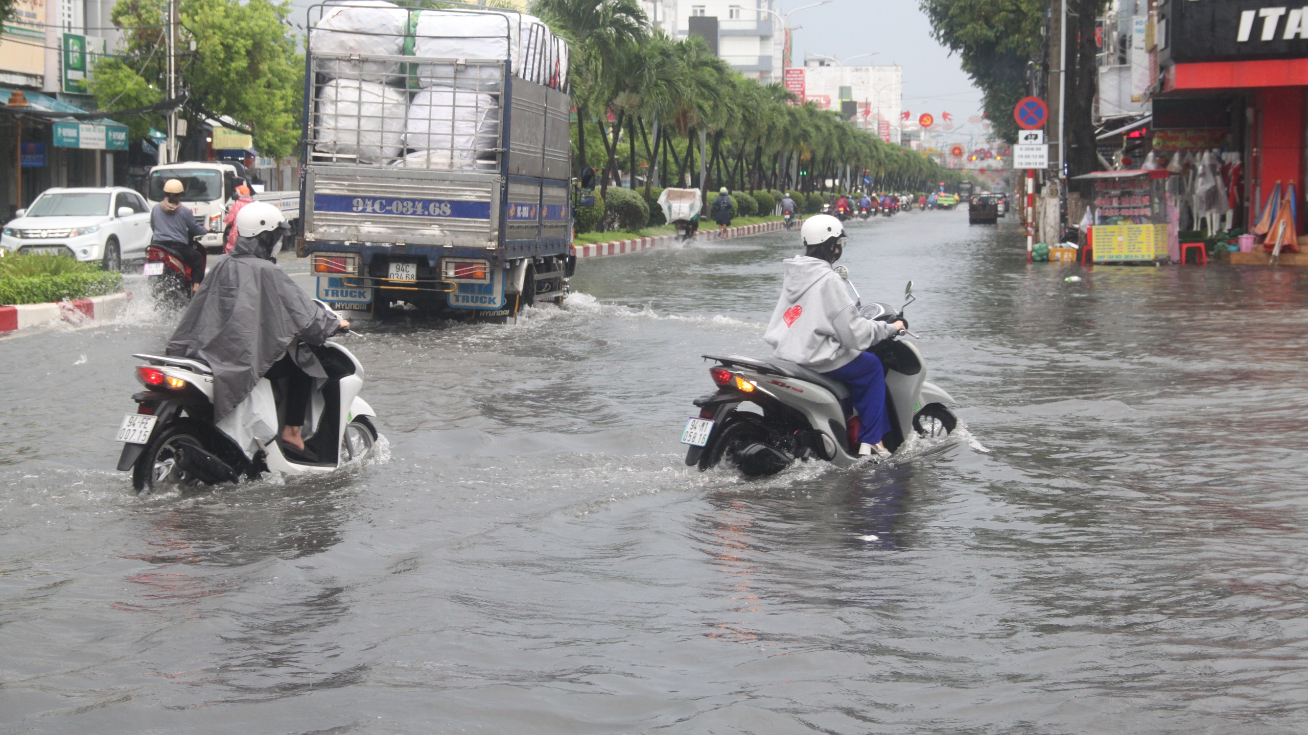 Cà Mau: Mưa lớn kéo dài, nhiều tuyến đường nội ô Bạc Liêu ngập sâu- Ảnh 3.
