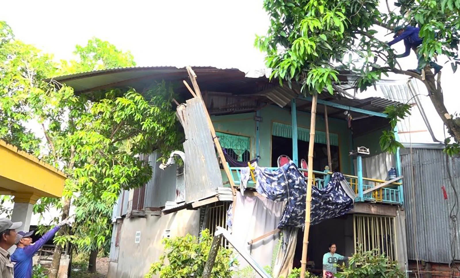 37 căn nhà bị sập, tốc mái do dông lốc ở An Giang- Ảnh 2.