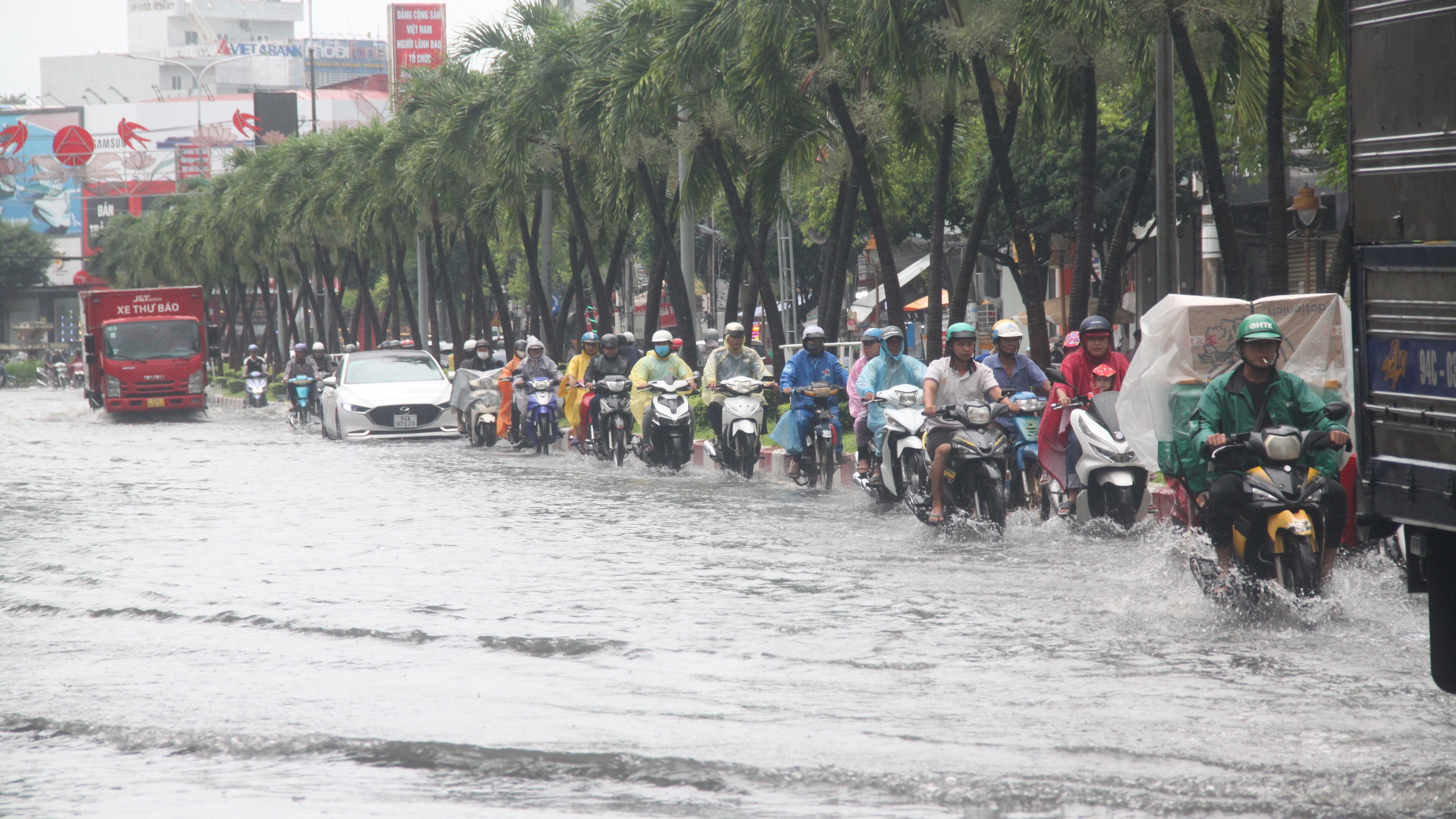 Cà Mau: Mưa lớn kéo dài, nhiều tuyến đường nội ô Bạc Liêu ngập sâu- Ảnh 4.