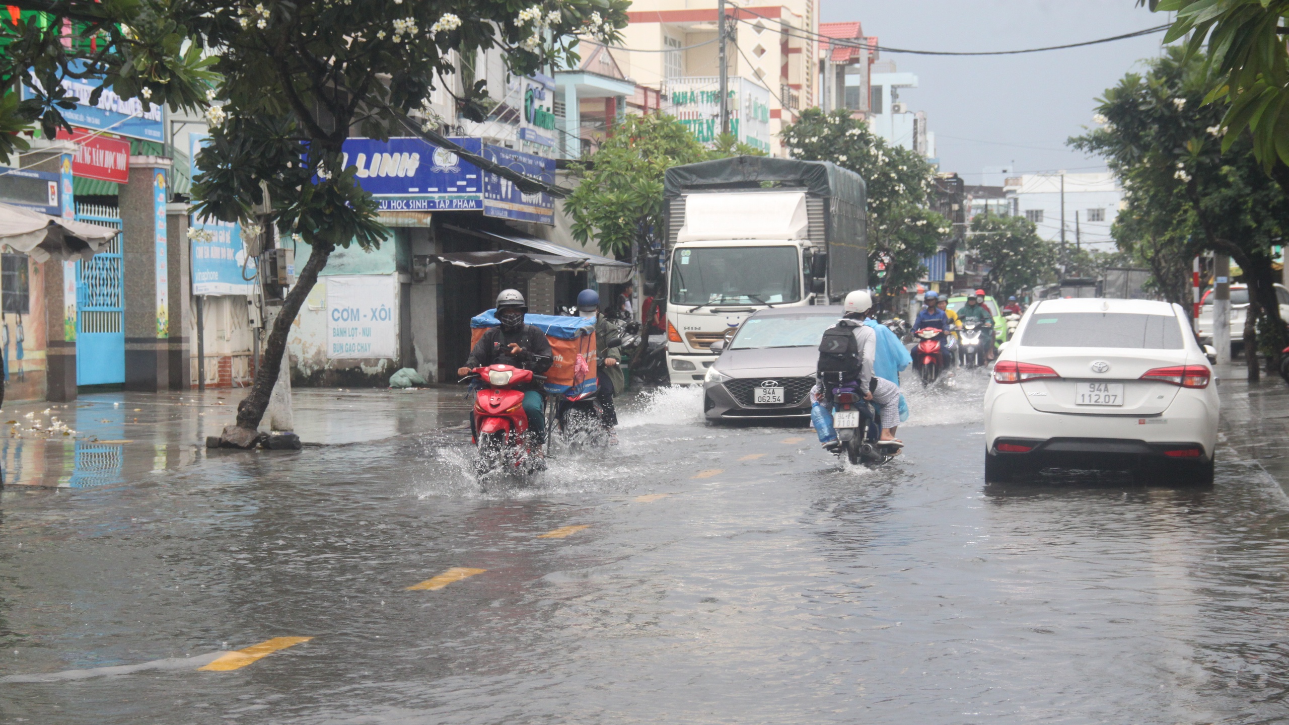 Cà Mau: Mưa lớn kéo dài, nhiều tuyến đường nội ô Bạc Liêu ngập sâu- Ảnh 1.