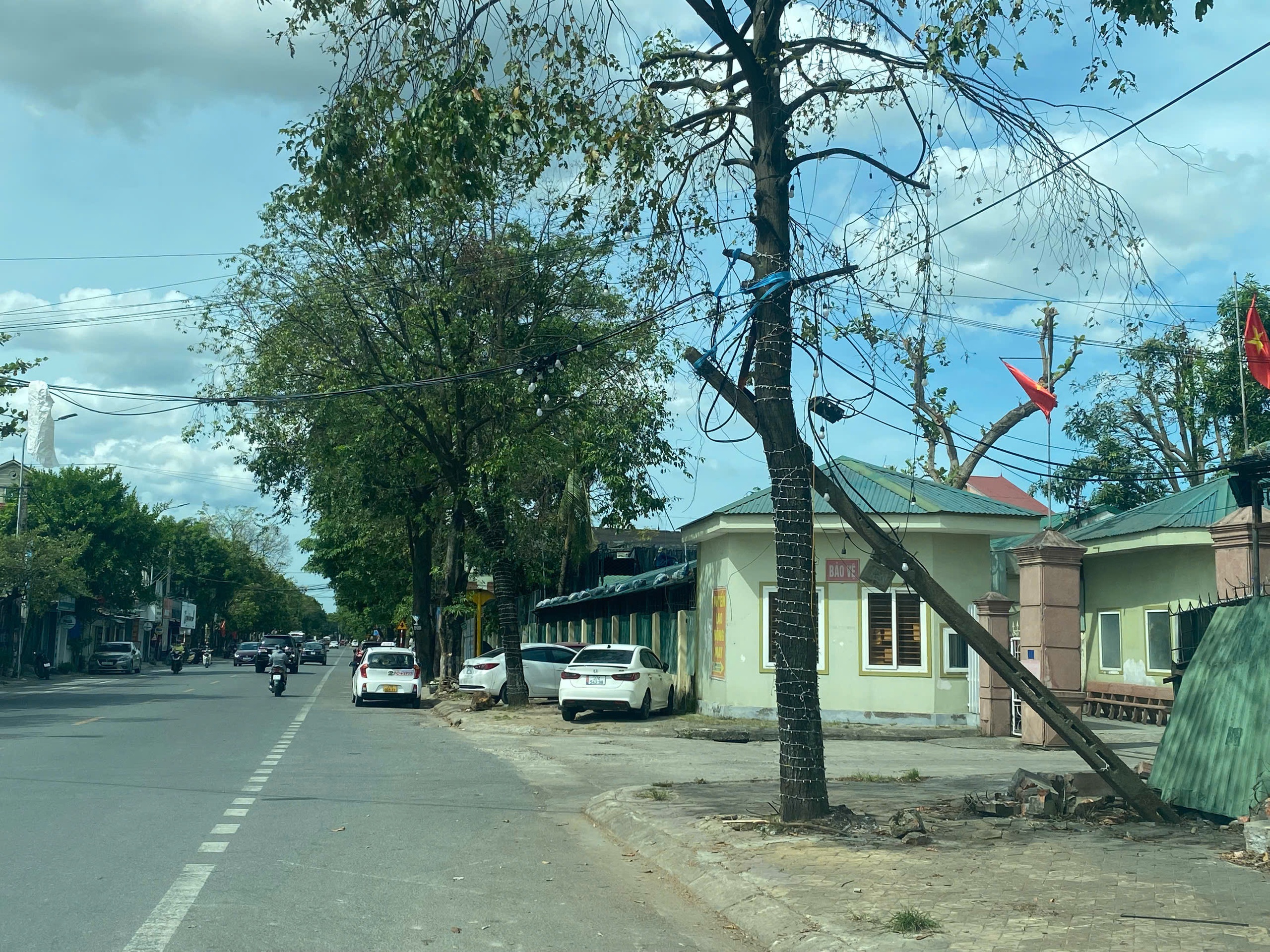 Nghệ An: Cột điện nghiêng ngả, tai nạn rình rập người đi đường- Ảnh 5. Nghệ An: Cột điện nghiêng ngả, tai nạn rình rập người đi đường- Ảnh 5.