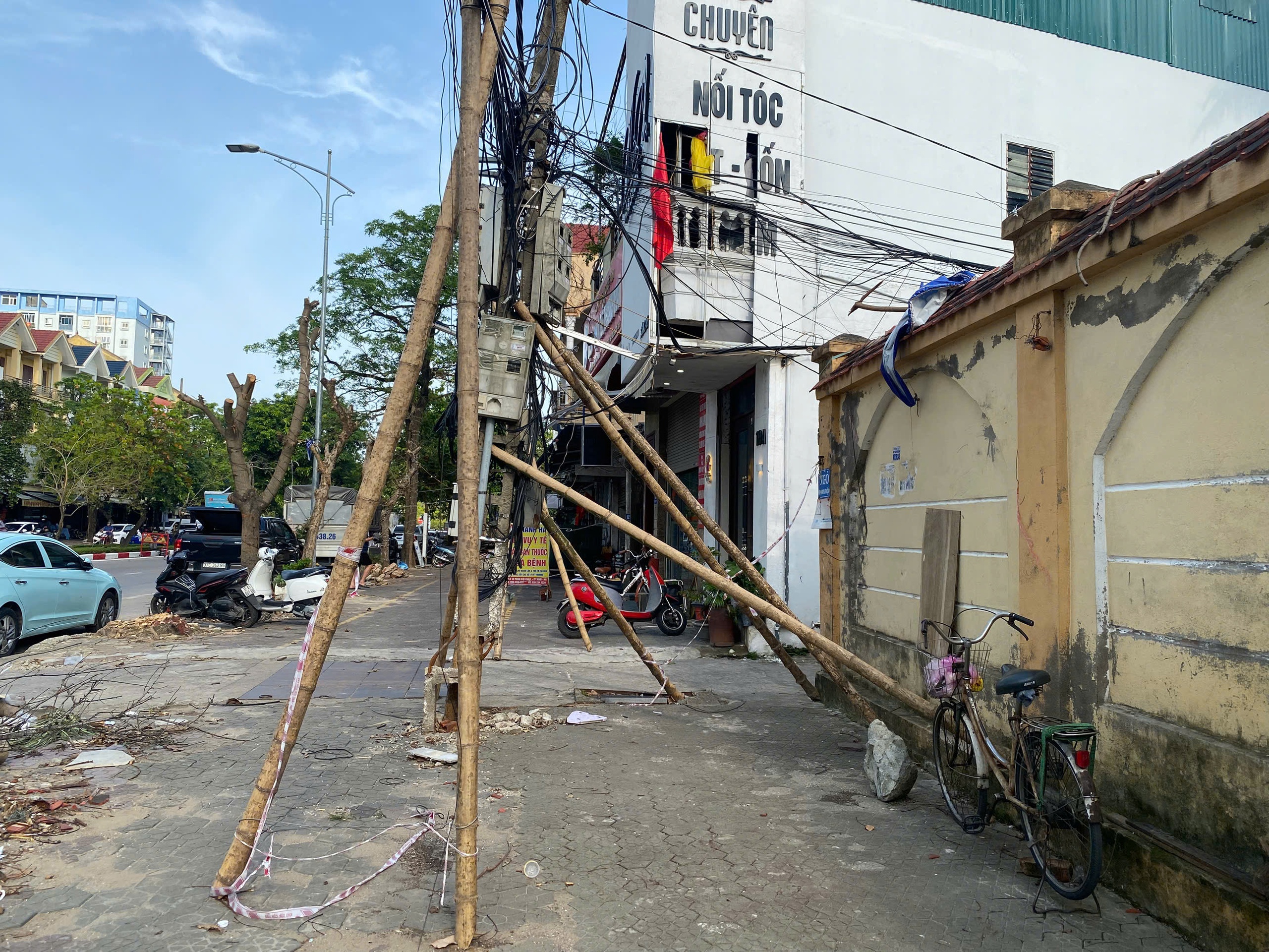 Nghệ An: Cột điện nghiêng ngả, tai nạn rình rập người đi đường- Ảnh 3. Nghệ An: Cột điện nghiêng ngả, tai nạn rình rập người đi đường- Ảnh 3.
