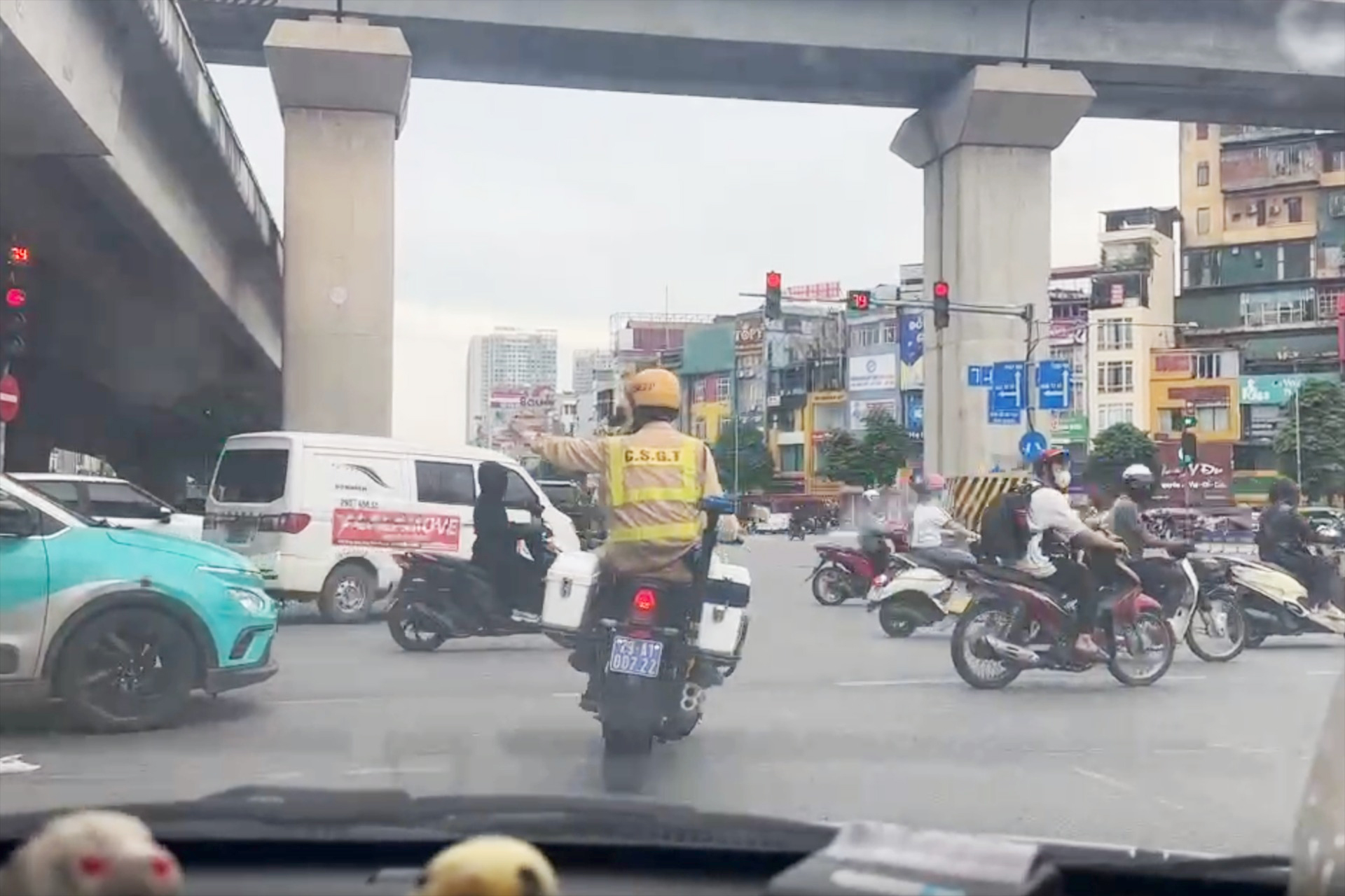 CSGT Hà Nội mở đường, cứu người phụ nữ nghi bị sốc phản vệ trên đường- Ảnh 2.