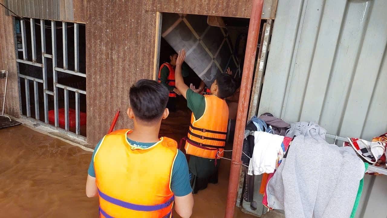 Nước sông Buông dâng cao, hàng trăm hộ dân Đồng Nai khổ sở chạy lũ- Ảnh 1. Nước sông Buông dâng cao, hàng trăm hộ dân Đồng Nai khổ sở chạy lũ- Ảnh 1.