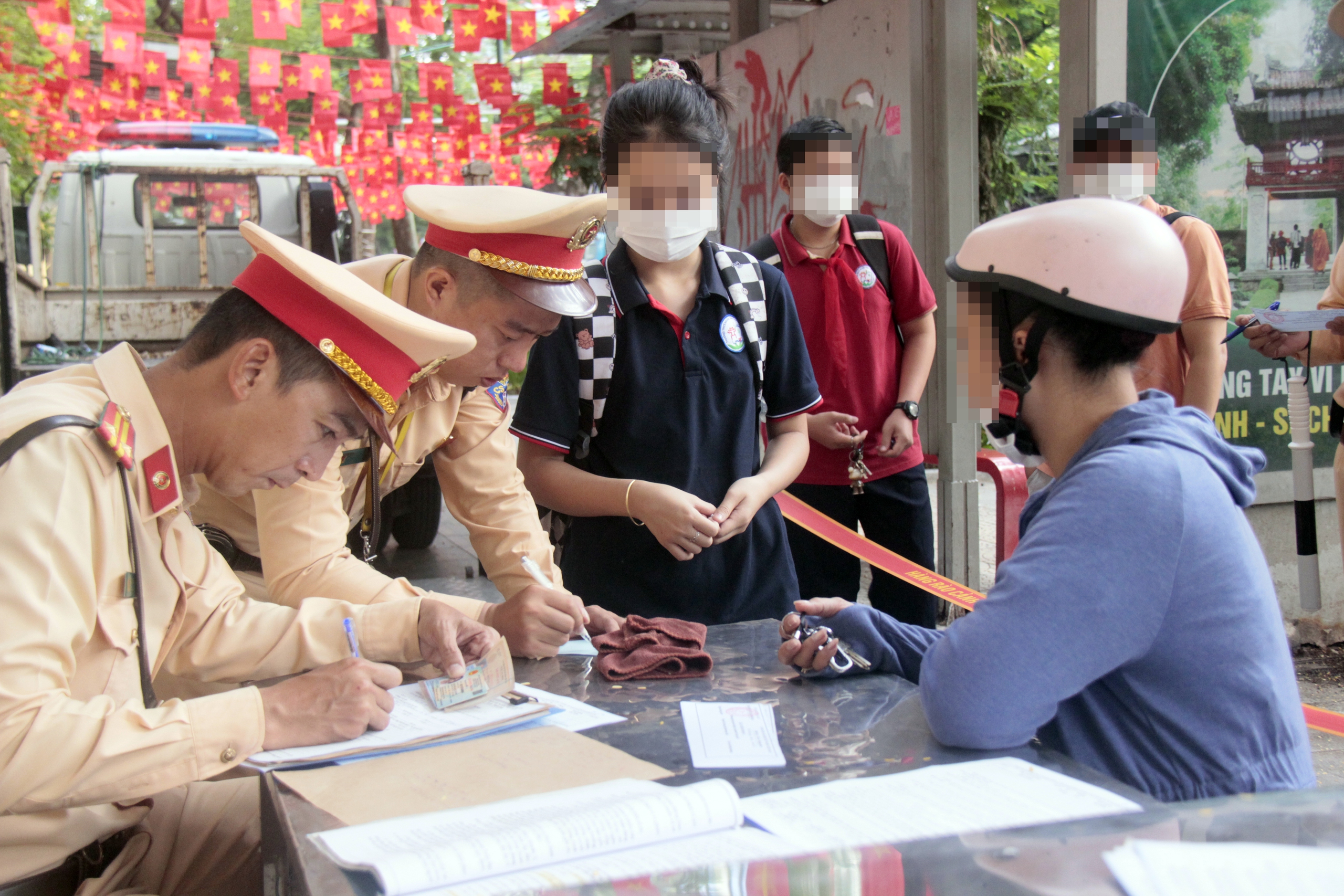 Hà Nội: CSGT xử lý nhiều phụ huynh chở 3, kẹp 4 đưa con đến trường- Ảnh 8.