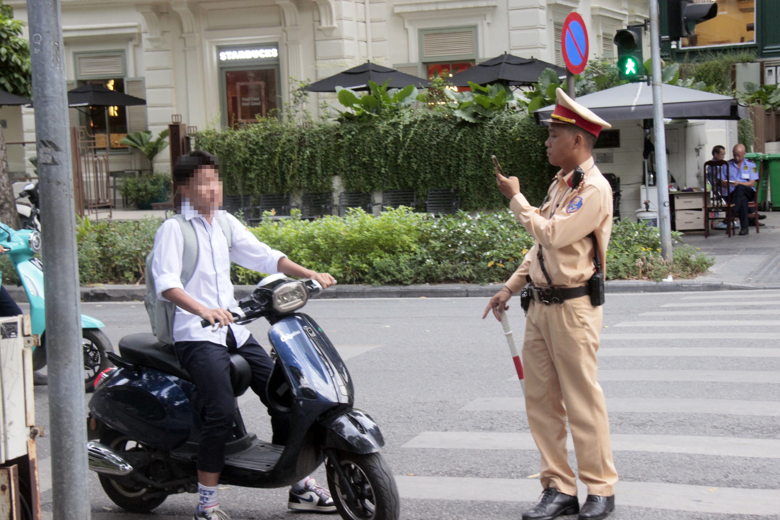 Hà Nội: CSGT xử lý nhiều phụ huynh chở 3, kẹp 4 đưa con đến trường- Ảnh 6.