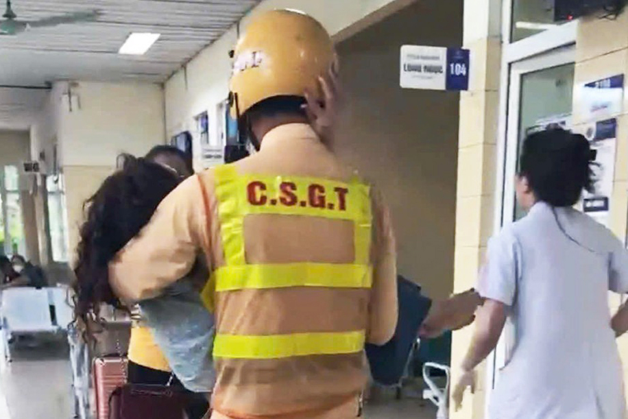 CSGT Hà Nội mở đường, cứu người phụ nữ nghi bị sốc phản vệ trên đường- Ảnh 1.
