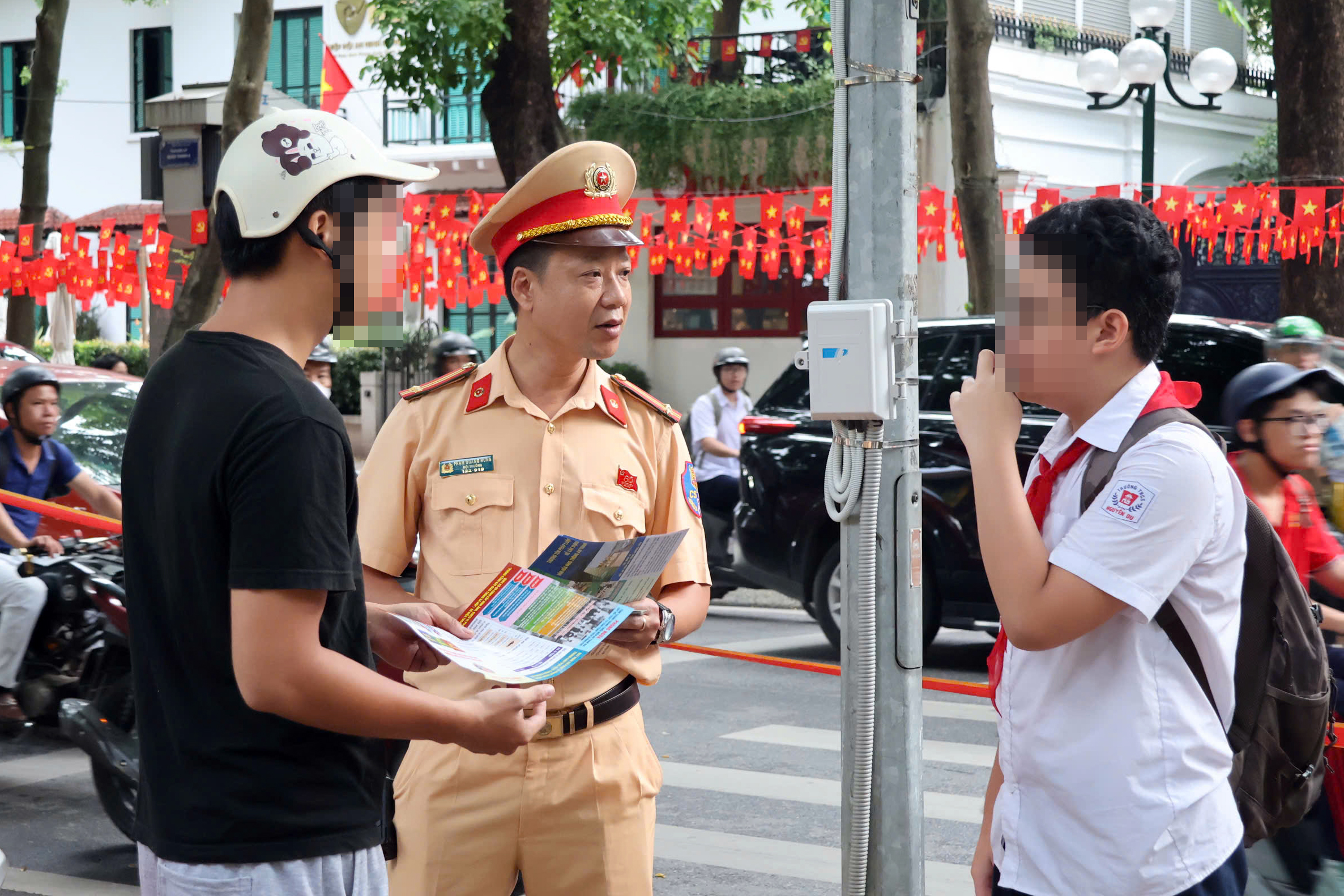 Hà Nội: CSGT xử lý nhiều phụ huynh chở 3, kẹp 4 đưa con đến trường- Ảnh 9.