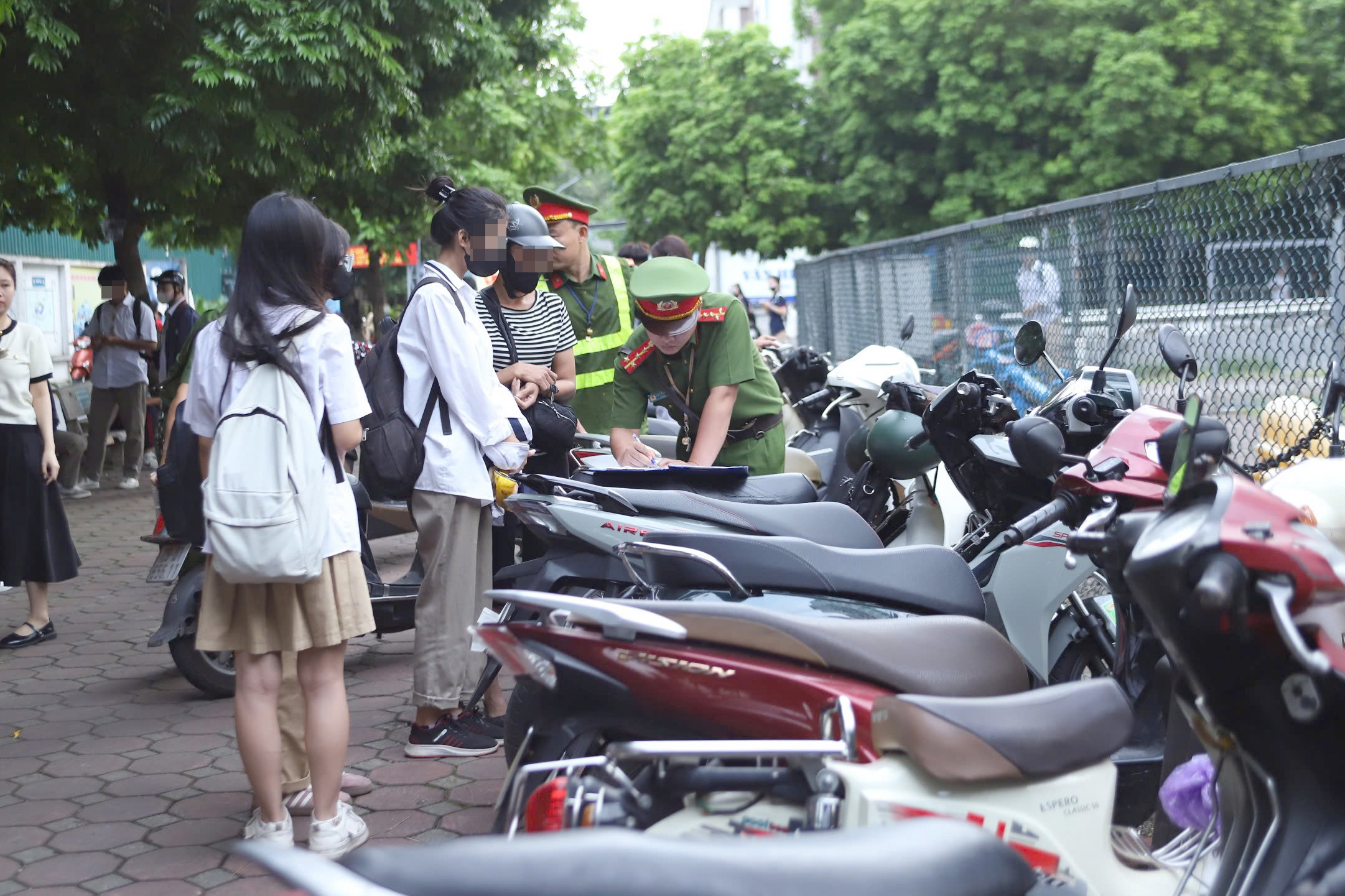 Hà Nội: CSGT xử lý nhiều phụ huynh chở 3, kẹp 4 đưa con đến trường- Ảnh 10.