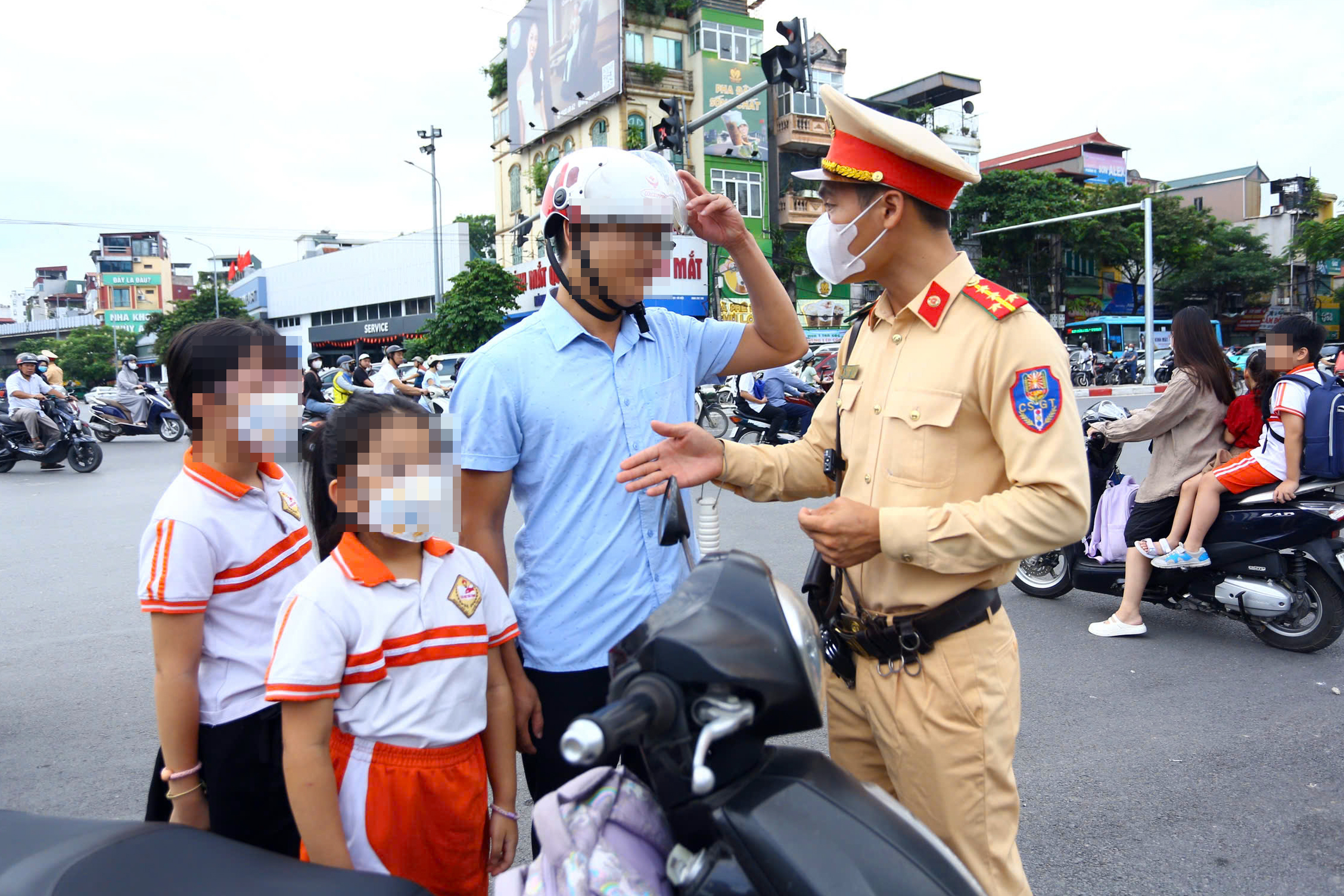 Hà Nội: CSGT xử lý nhiều phụ huynh chở 3, kẹp 4 đưa con đến trường- Ảnh 5.