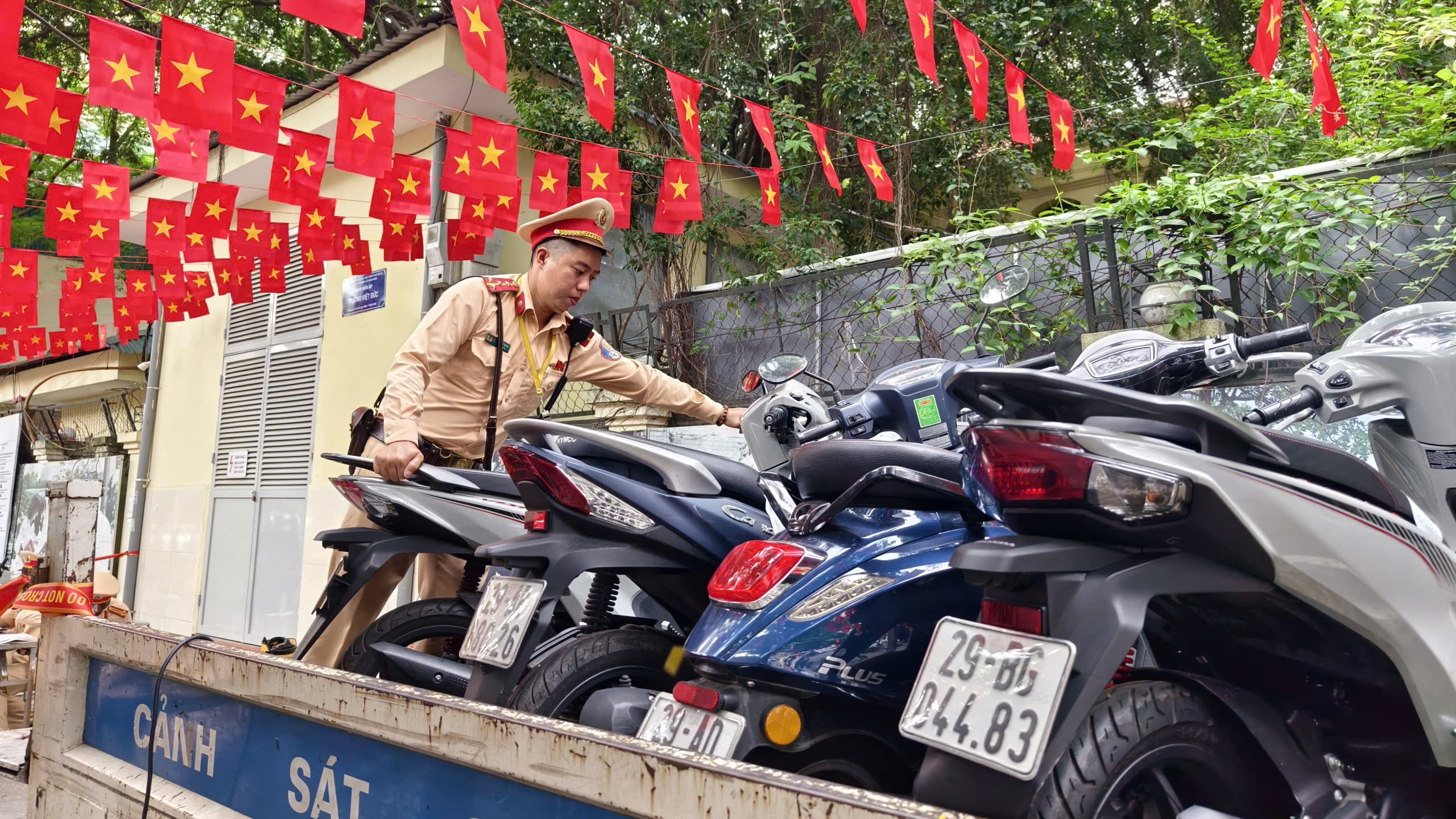 Hà Nội: CSGT xử lý nhiều phụ huynh chở 3, kẹp 4 đưa con đến trường- Ảnh 14.