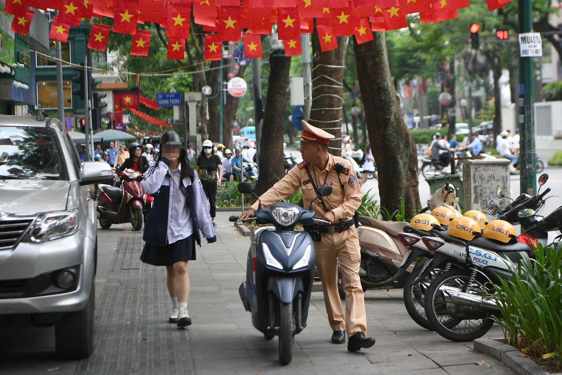 Hà Nội: CSGT xử lý nhiều phụ huynh chở 3, kẹp 4 đưa con đến trường- Ảnh 1.