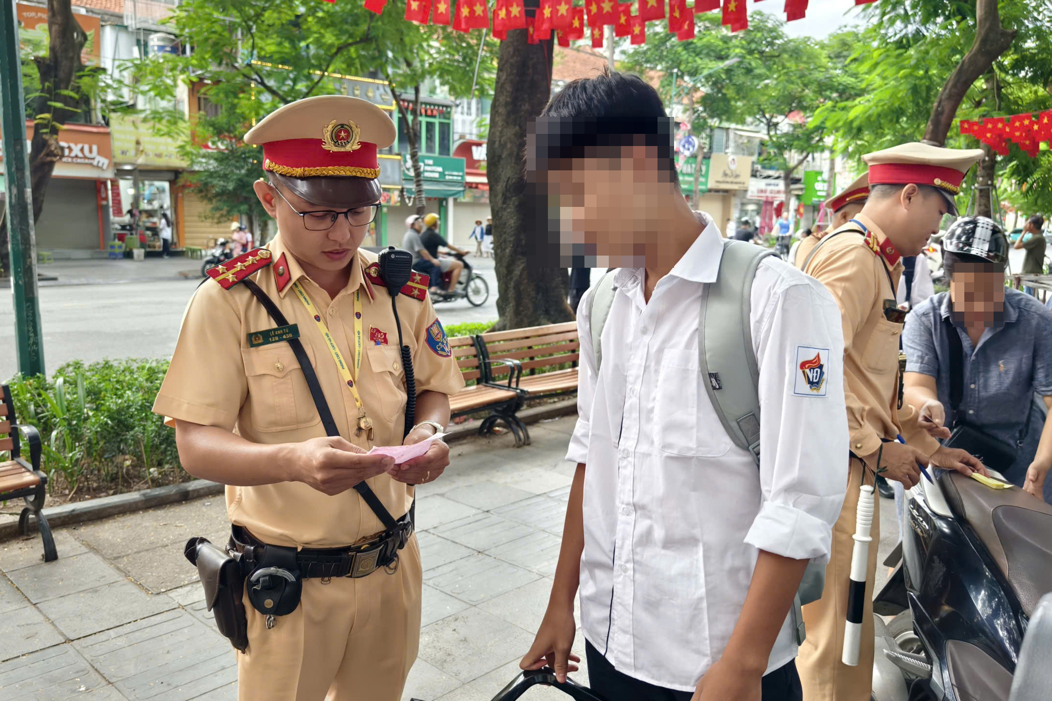 Hà Nội: CSGT xử lý nhiều phụ huynh chở 3, kẹp 4 đưa con đến trường- Ảnh 3.