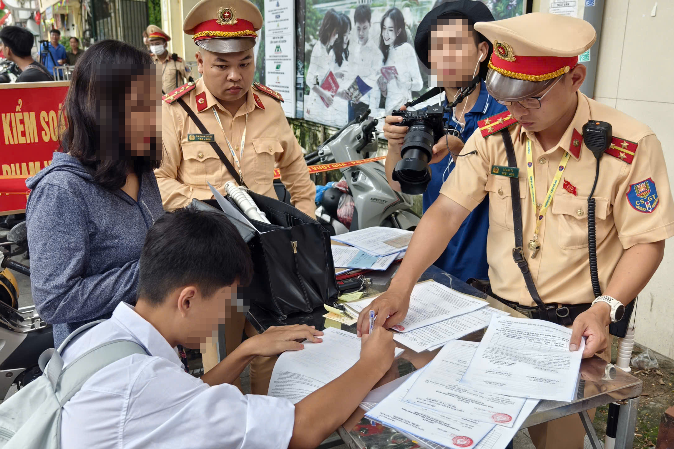 Hà Nội: CSGT xử lý nhiều phụ huynh chở 3, kẹp 4 đưa con đến trường- Ảnh 11.