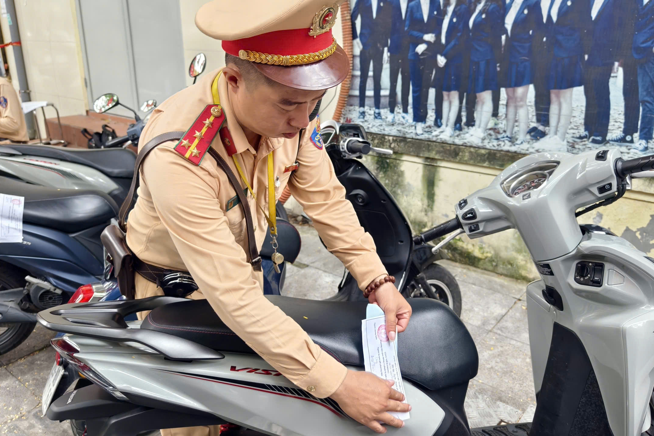 Hà Nội: CSGT xử lý nhiều phụ huynh chở 3, kẹp 4 đưa con đến trường- Ảnh 13.