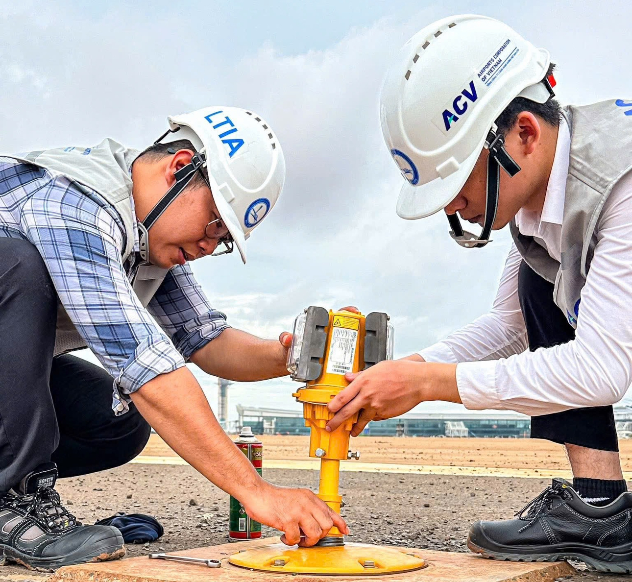 Lắp đèn lề, đèn tiếp cận đường băng số 1, phục vụ bay hiệu chuẩn sân bay Long Thành- Ảnh 2.