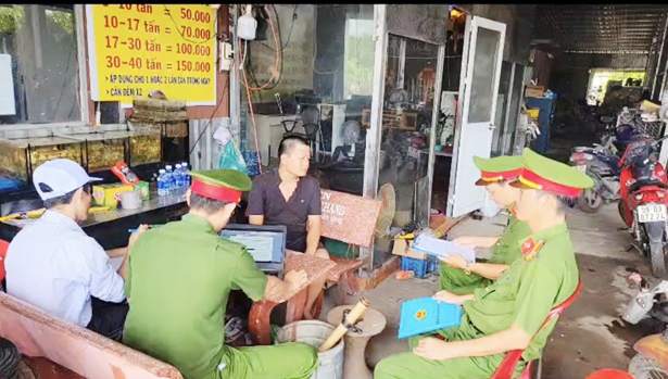 Đồng Tháp phát hiện cơ sở kinh doanh đổ chất thải rắn ra môi trường- Ảnh 1. Đồng Tháp phát hiện cơ sở kinh doanh đổ chất thải rắn ra môi trường- Ảnh 1.