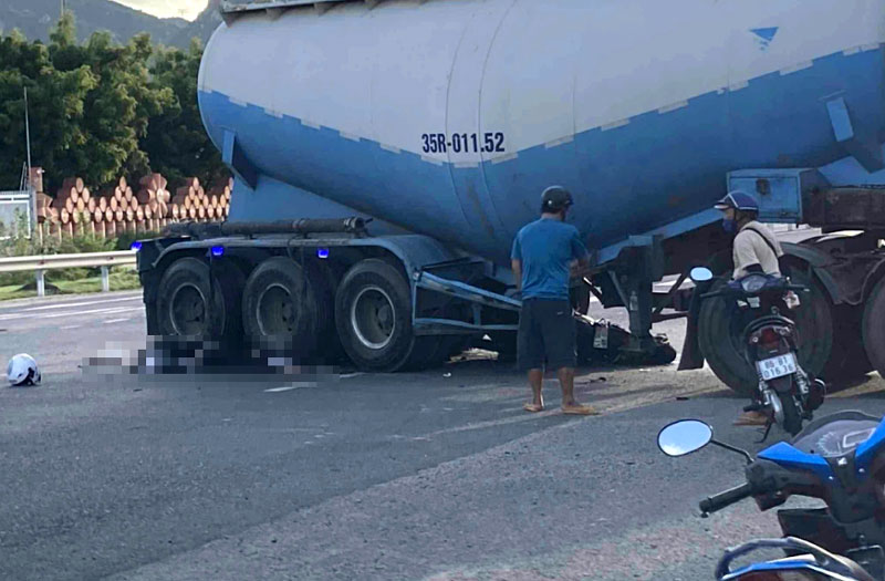 Hiện trường vụ tai nạn khiến 2 người tử vong tại chỗ. Hiện trường vụ tai nạn khiến 2 người tử vong tại chỗ.