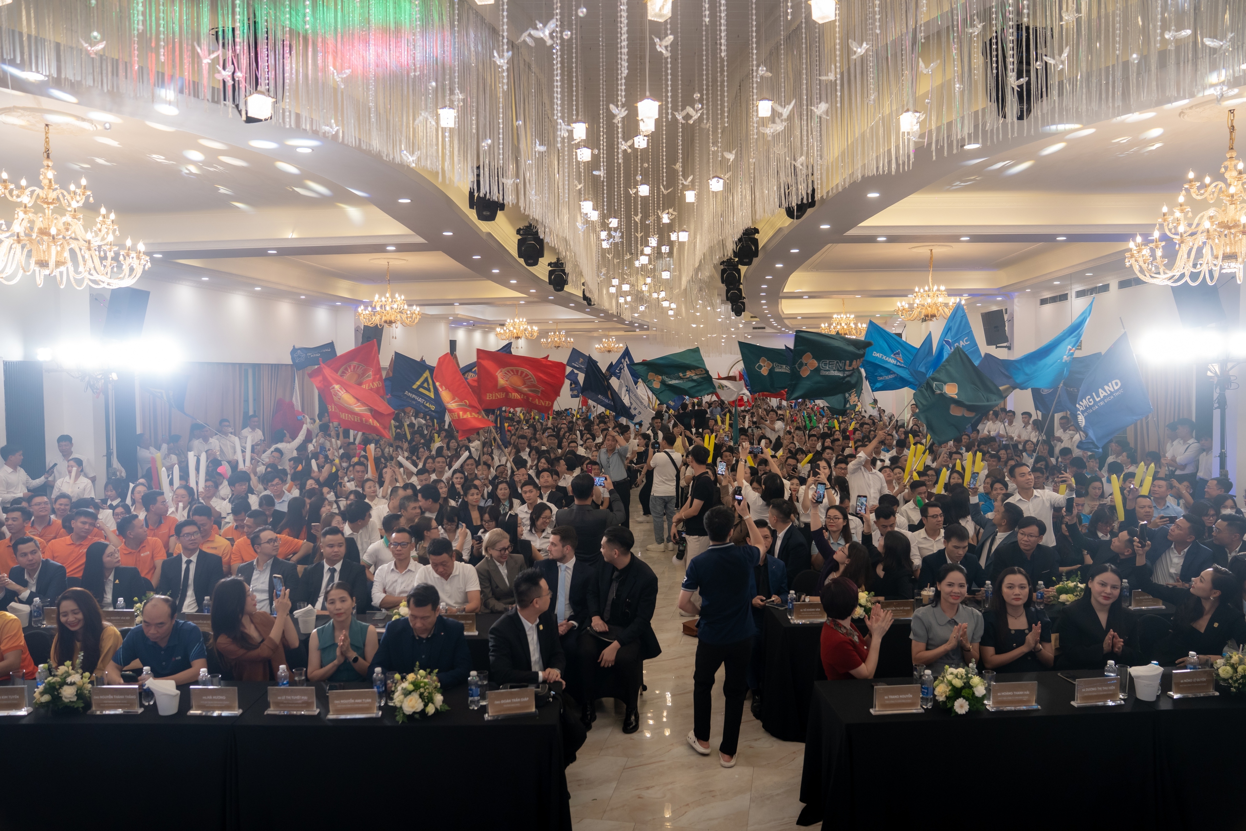 Gần 1.400 “chiến binh” ra quân tại lễ kick-off Noble Palace Tay Thang Long- Ảnh 2. Gần 1.400 “chiến binh” ra quân tại lễ kick-off Noble Palace Tay Thang Long- Ảnh 2.