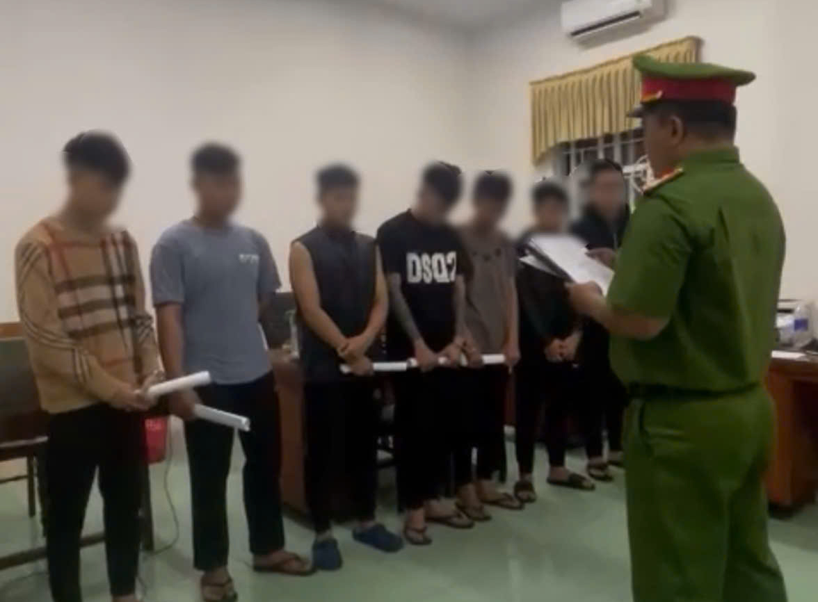 Quảng Ngãi: Bắt giam nhóm thanh niên chém người đi đường vì bị "nhìn đểu"- Ảnh 1.