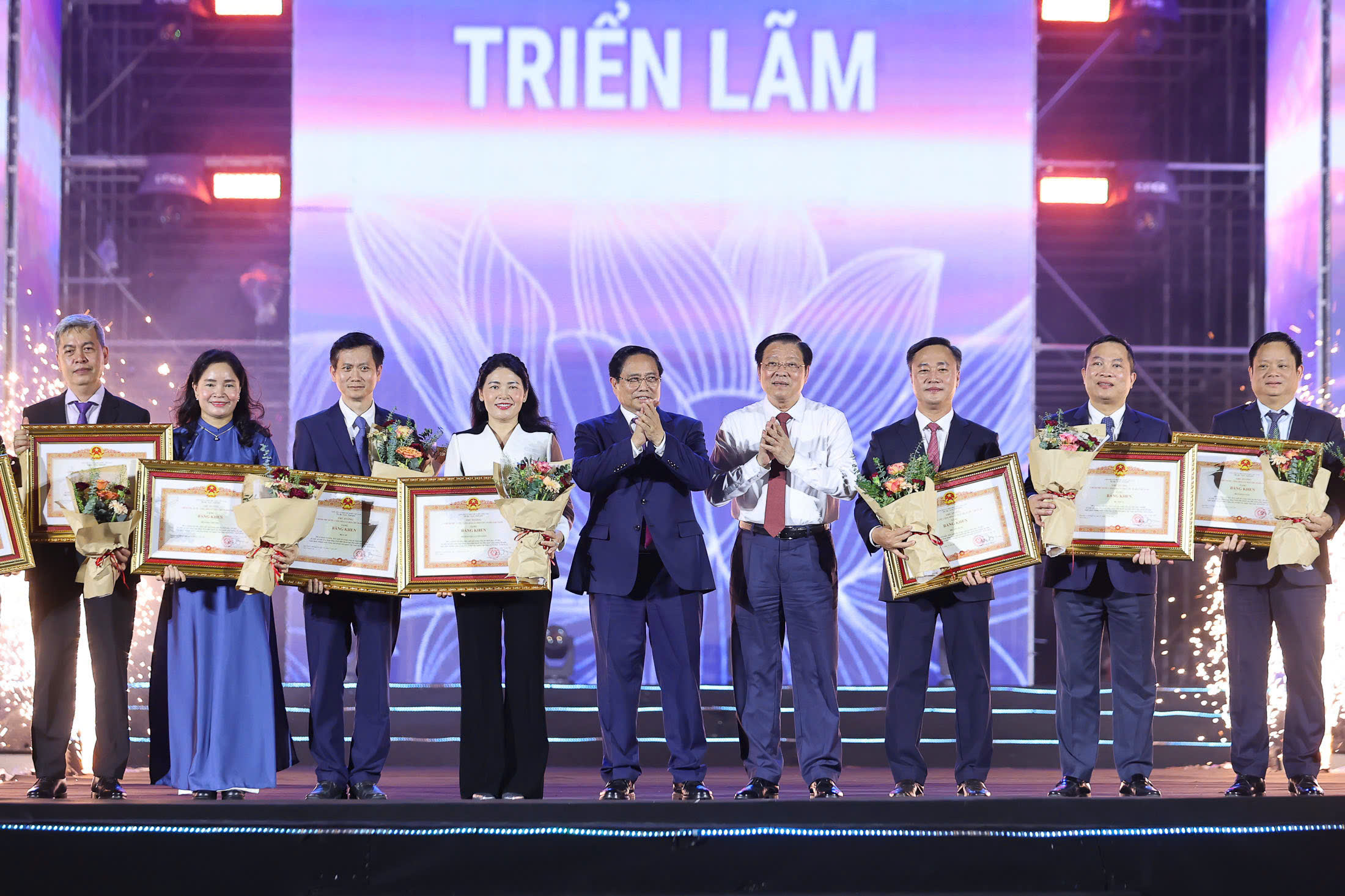 Bộ Xây dựng được tặng bằng khen của Thủ tướng tại Triển lãm thành tựu đất nước- Ảnh 1. Bộ Xây dựng được tặng bằng khen của Thủ tướng tại Triển lãm thành tựu đất nước- Ảnh 1.