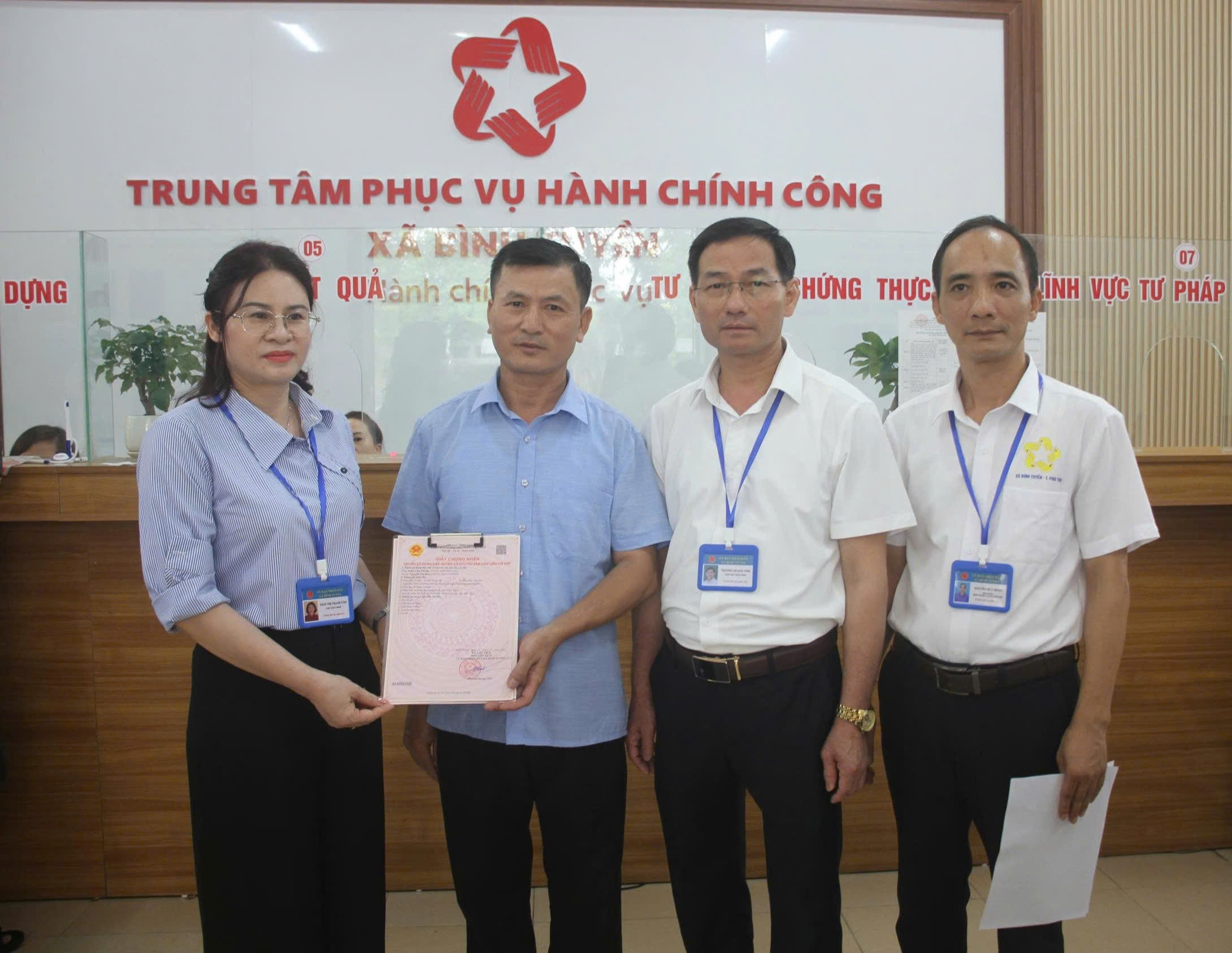 Phú Thọ: 16 người dân vui mừng nhận sổ đỏ sau nhiều năm chờ đợi- Ảnh 2.