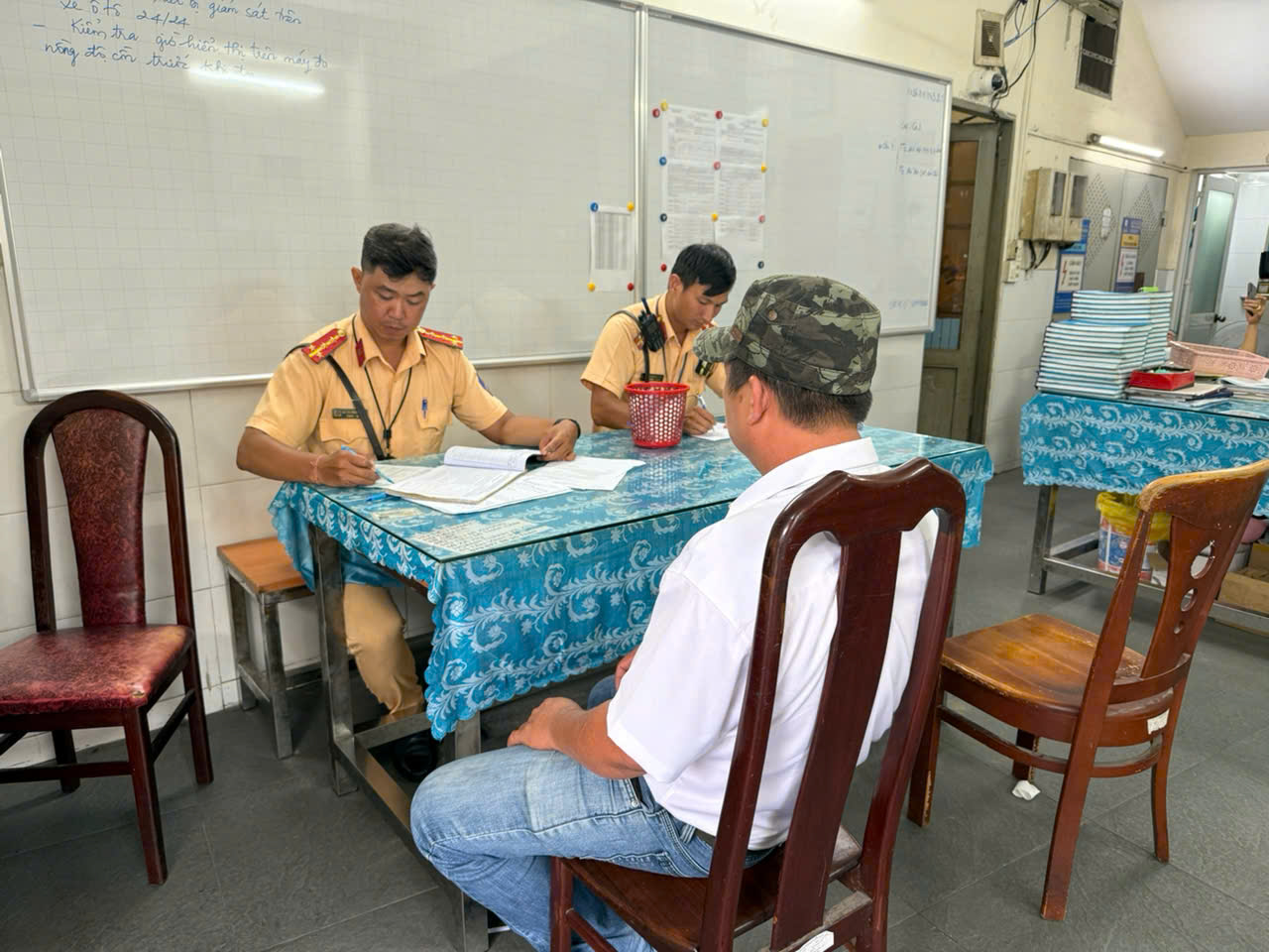 Phạt tài xế xe khách chạy ẩu ở trung tâm TP.HCM- Ảnh 1.