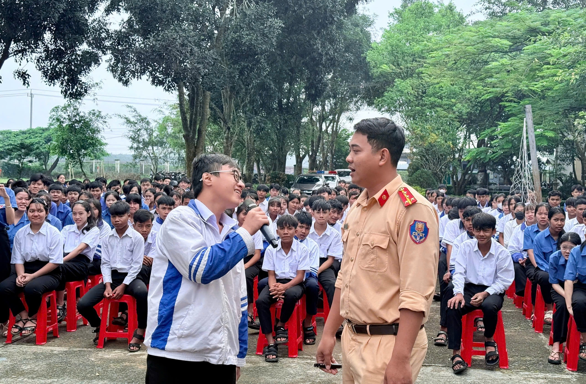 CSGT Quảng Ngãi hướng dẫn hơn 2.300 học sinh lái xe an toàn- Ảnh 1. CSGT Quảng Ngãi hướng dẫn hơn 2.300 học sinh lái xe an toàn- Ảnh 1.