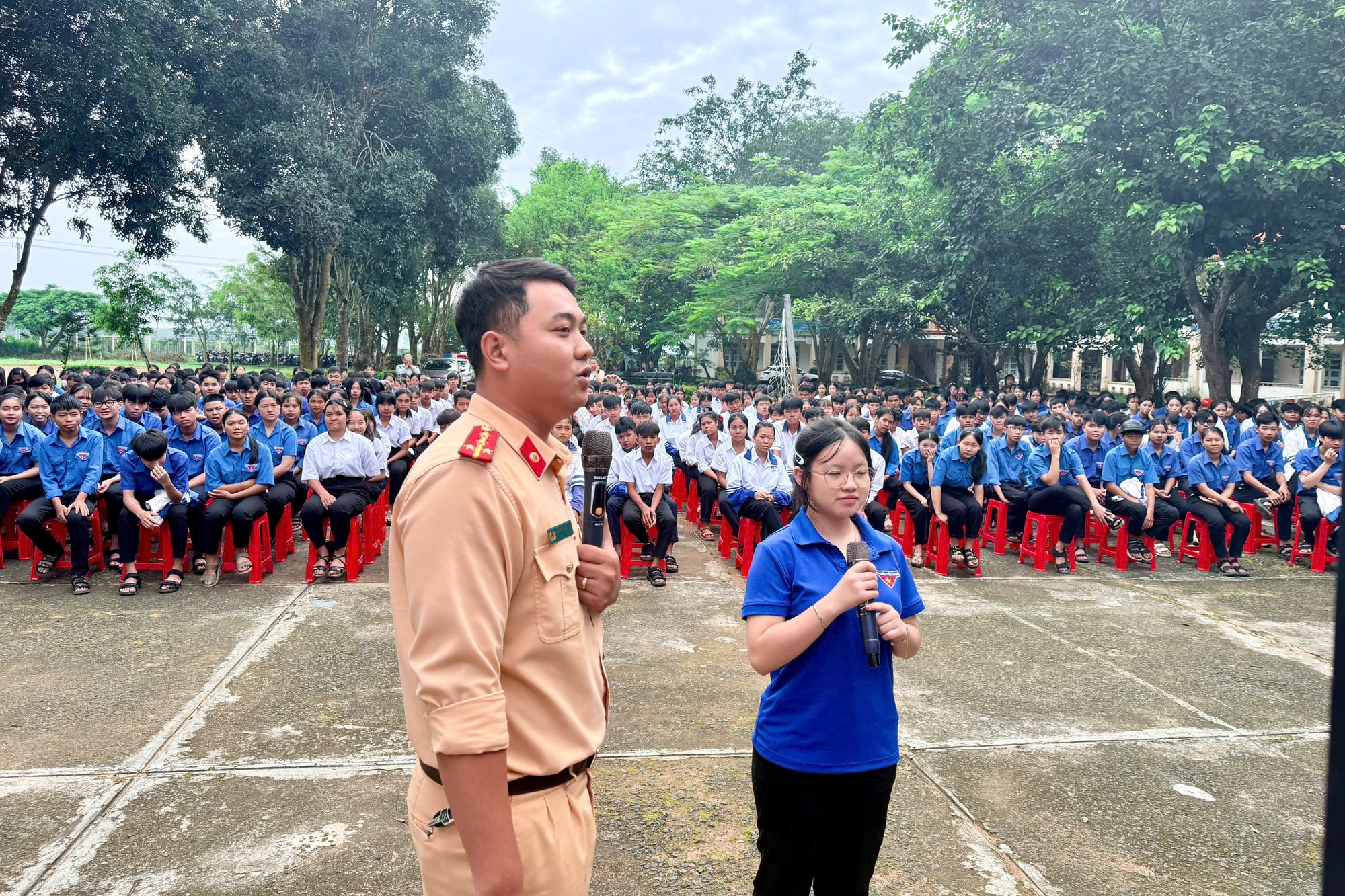 CSGT Quảng Ngãi hướng dẫn hơn 2.300 học sinh lái xe an toàn- Ảnh 2. CSGT Quảng Ngãi hướng dẫn hơn 2.300 học sinh lái xe an toàn- Ảnh 2.