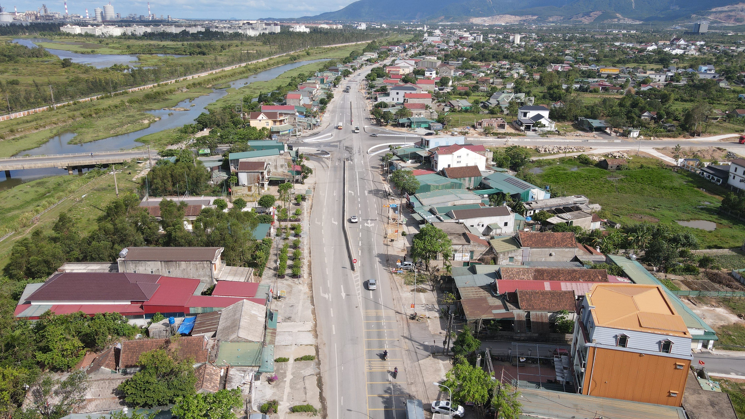 Sớm khắc phục bất cập gây nguy cơ tai nạn ở nút giao đường nhánh QL1 qua Hà Tĩnh - Ảnh 1.
