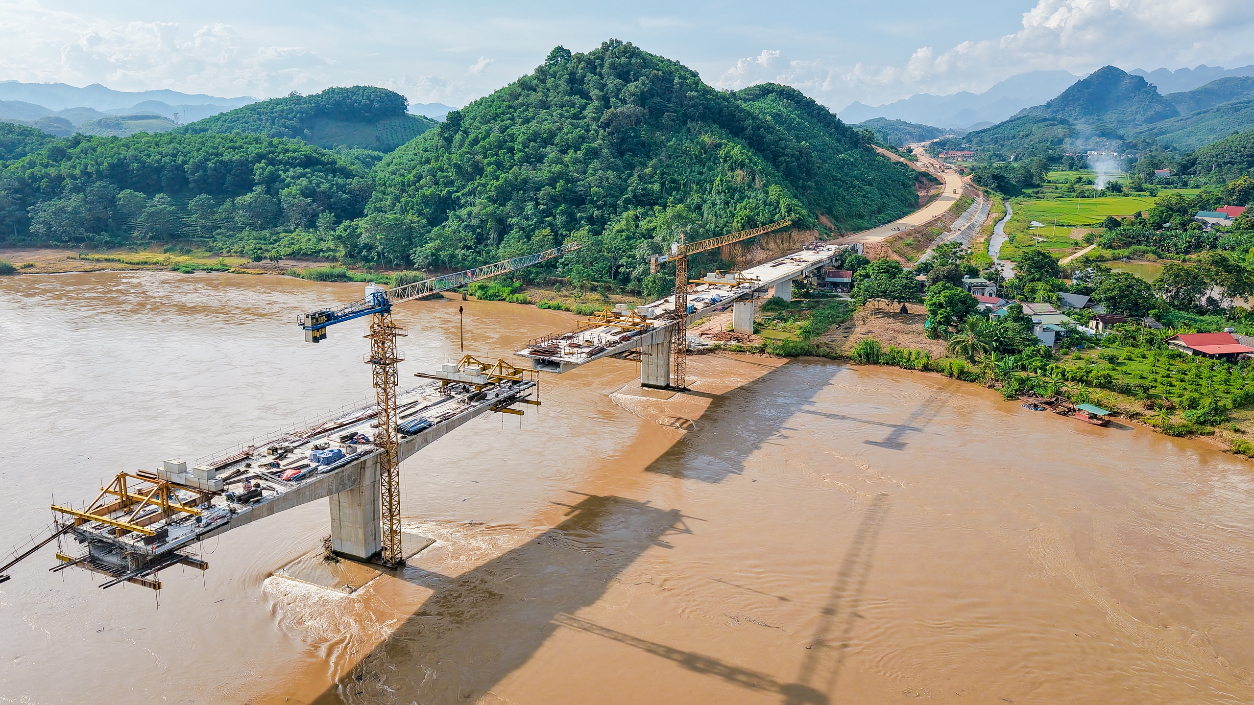 Thi công liên tục, không nghỉ, đưa cao tốc Tuyên Quang - Hà Giang về đích năm 2025- Ảnh 1.