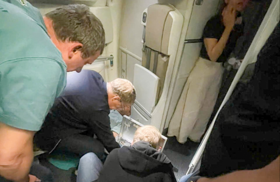 4 bác sĩ cứu kịp thời một hành khách gặp vấn đề sức khỏe trên chuyến bay Vietnam Airlines- Ảnh 1. 4 bác sĩ cứu kịp thời một hành khách gặp vấn đề sức khỏe trên chuyến bay Vietnam Airlines- Ảnh 1.
