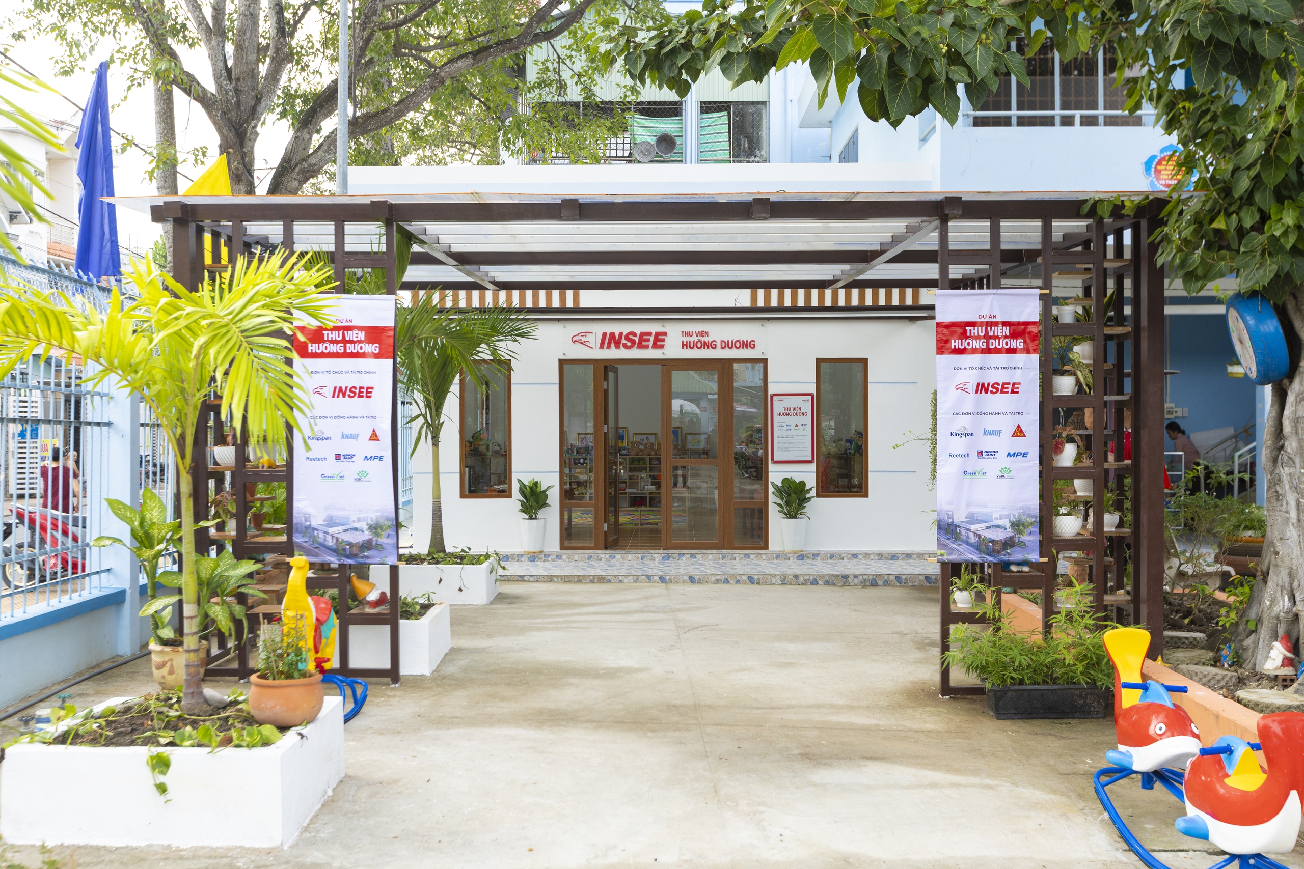 Thư viện Hướng Dương được thiết kế theo các yêu cầu hạng mức Vàng của tiêu chuẩn công trình xanh Lotus. Thư viện Hướng Dương được thiết kế theo các yêu cầu hạng mức Vàng của tiêu chuẩn công trình xanh Lotus.