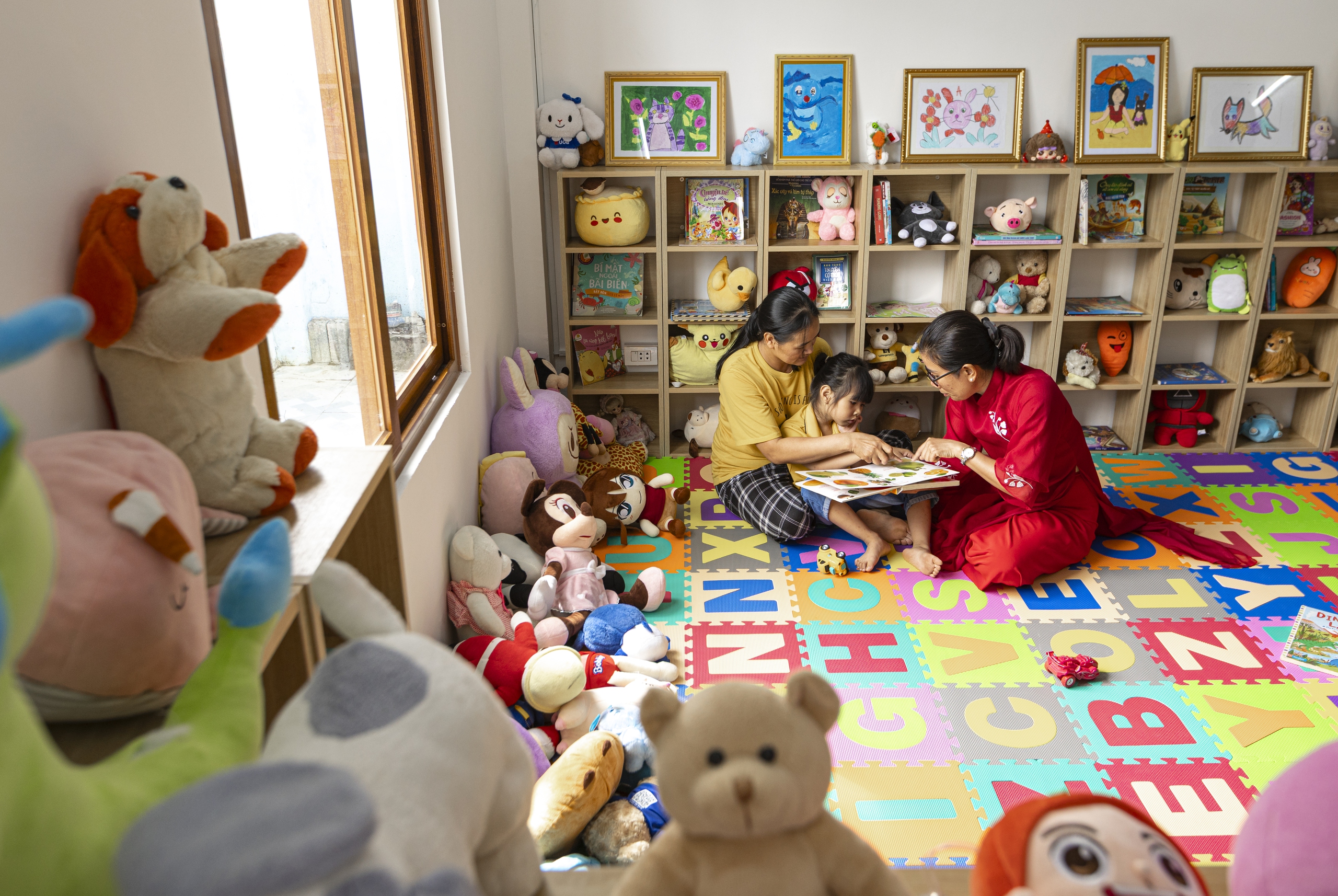 Thư viện Hướng Dương mang đến cho các em nhỏ một không gian học tập và sinh hoạt an toàn, tiện nghi, góp phần nâng cao chất lượng giáo dục tại trung tâm. Thư viện Hướng Dương mang đến cho các em nhỏ một không gian học tập và sinh hoạt an toàn, tiện nghi, góp phần nâng cao chất lượng giáo dục tại trung tâm.