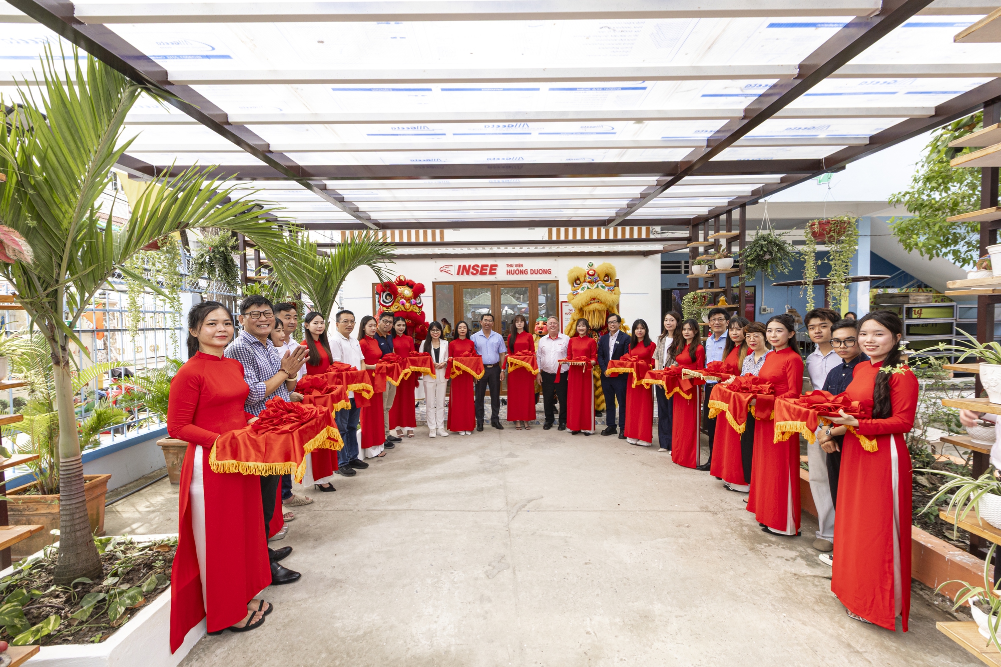 Đại diện INSEE Việt Nam cùng các đối tác thực hiện nghi thức khánh thành Thư viện Hướng Dương tại tỉnh Vĩnh Long. Đại diện INSEE Việt Nam cùng các đối tác thực hiện nghi thức khánh thành Thư viện Hướng Dương tại tỉnh Vĩnh Long.