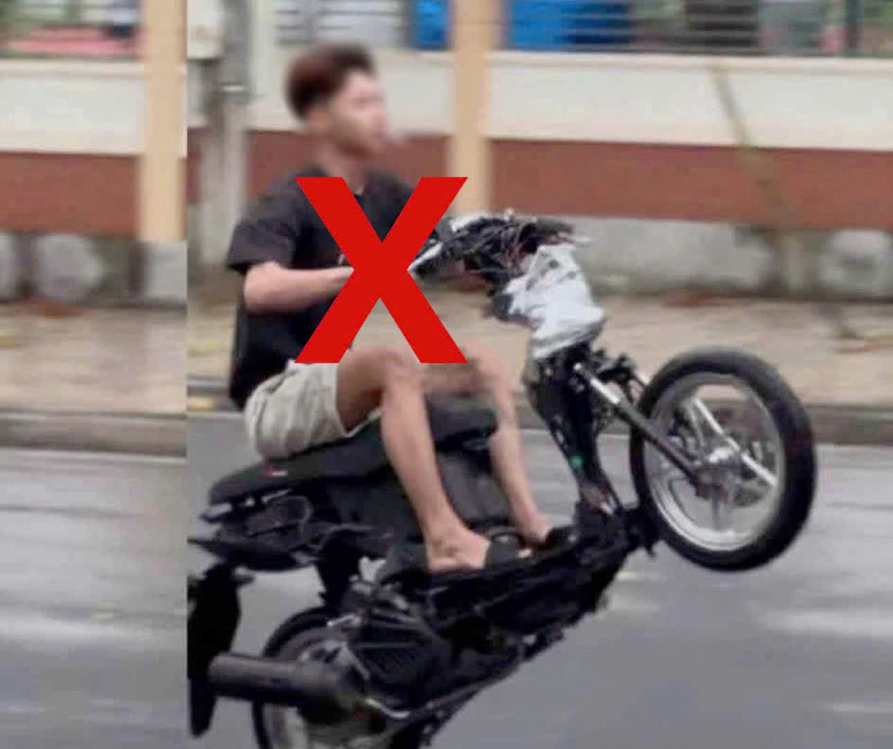 Xử lý thanh niên bốc đầu xe máy trên phố rồi quay clip đăng lên mạng câu view- Ảnh 2. Xử lý thanh niên bốc đầu xe máy trên phố rồi quay clip đăng lên mạng câu view- Ảnh 2.
