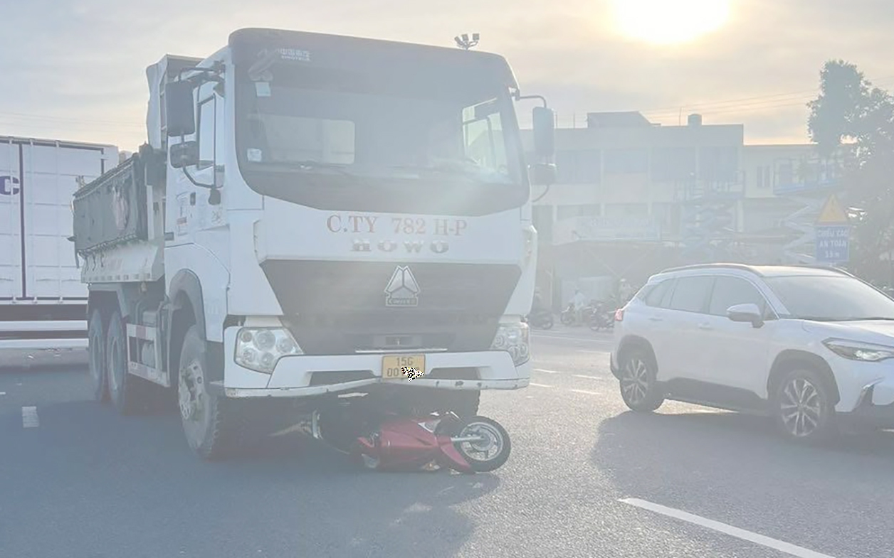 TP.HCM: Tai nạn giao thông phức tạp, công an cảnh báo "điểm mù" chết người- Ảnh 3. Điểm mù chết người: Xe ben chuyển làn cuốn 3 mẹ con vào gầm