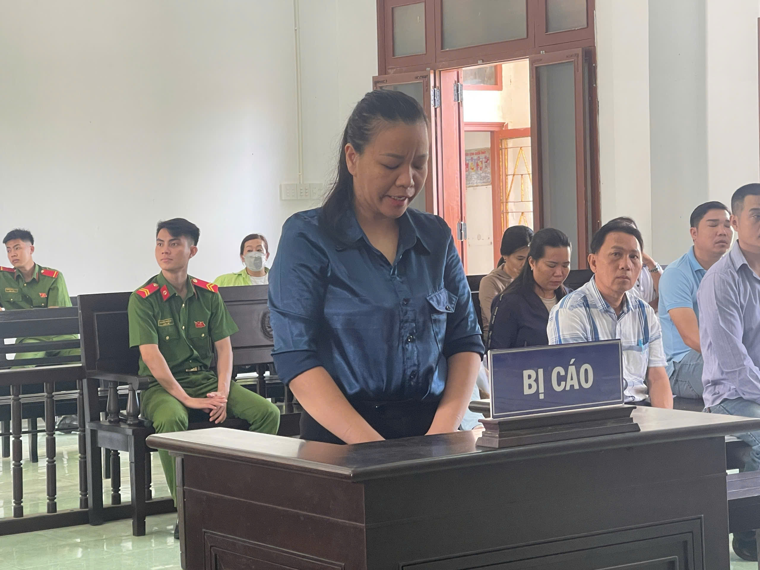Đắk Lắk: Lừa góp tiền mua bán đất để chiếm đoạt hơn 8 tỷ đồng, người phụ nữ lĩnh 17 năm tù- Ảnh 1. Đắk Lắk: Lừa góp tiền mua bán đất để chiếm đoạt hơn 8 tỷ đồng, người phụ nữ lĩnh 17 năm tù- Ảnh 1.